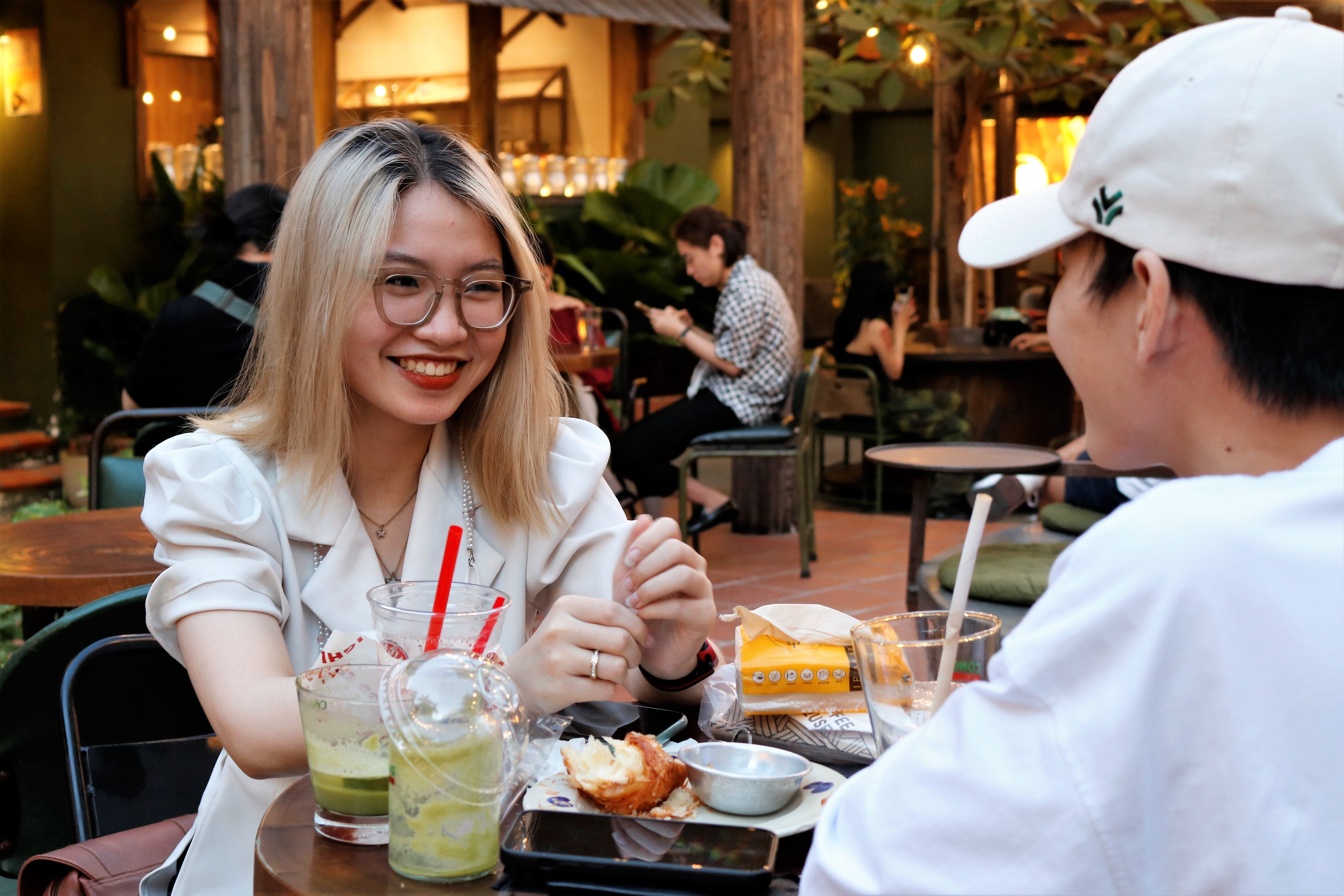 Khu Thảo Điền đông đúc ngày Tết hàng quán hết chỗ từ sớm ảnh 3 Khu Thao Dien dong duc ngay Tet hang quan het cho tu som anh 3