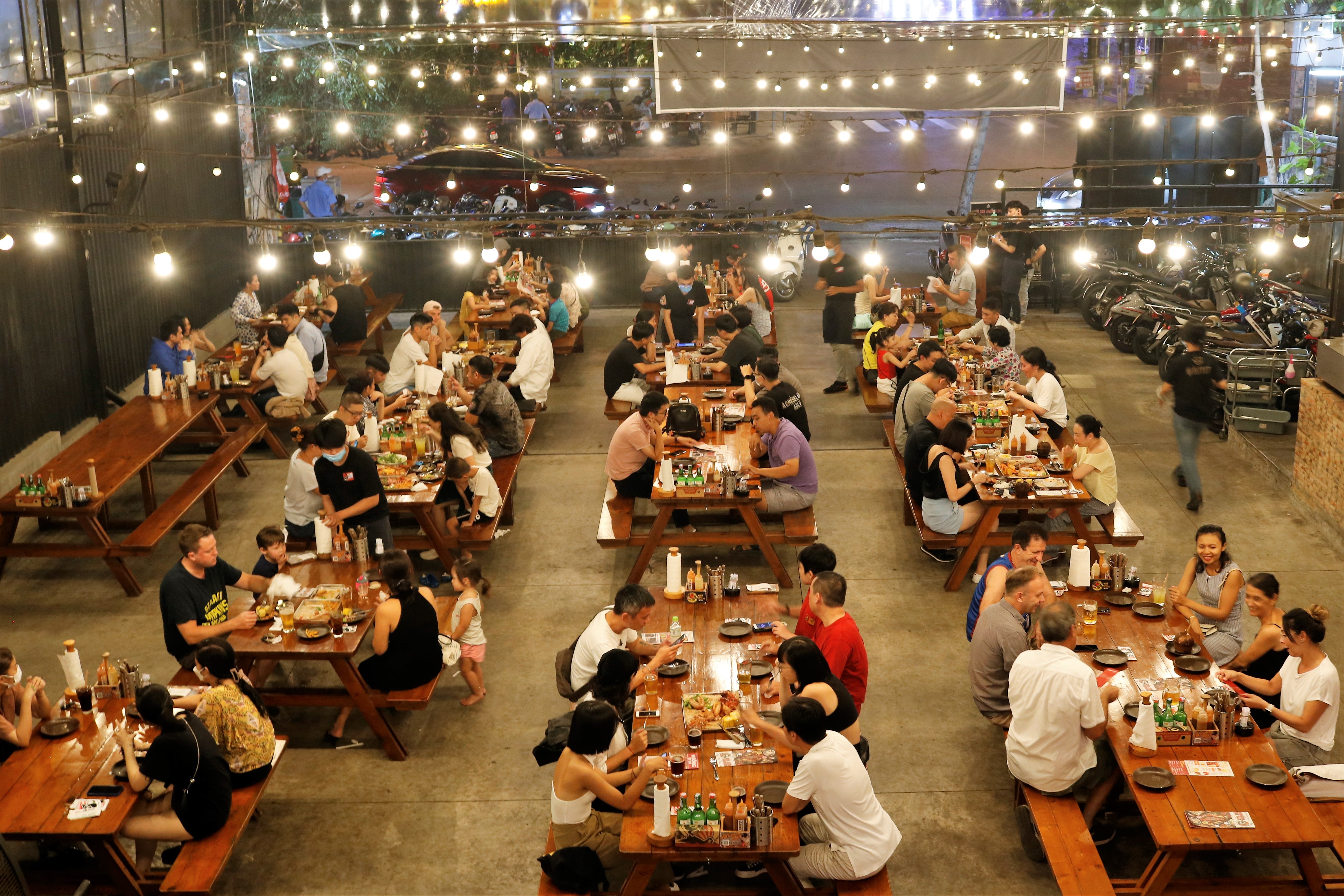 Khu Thảo Điền đông đúc ngày Tết hàng quán hết chỗ từ sớm ảnh 2 Khu Thao Dien dong duc ngay Tet hang quan het cho tu som anh 2