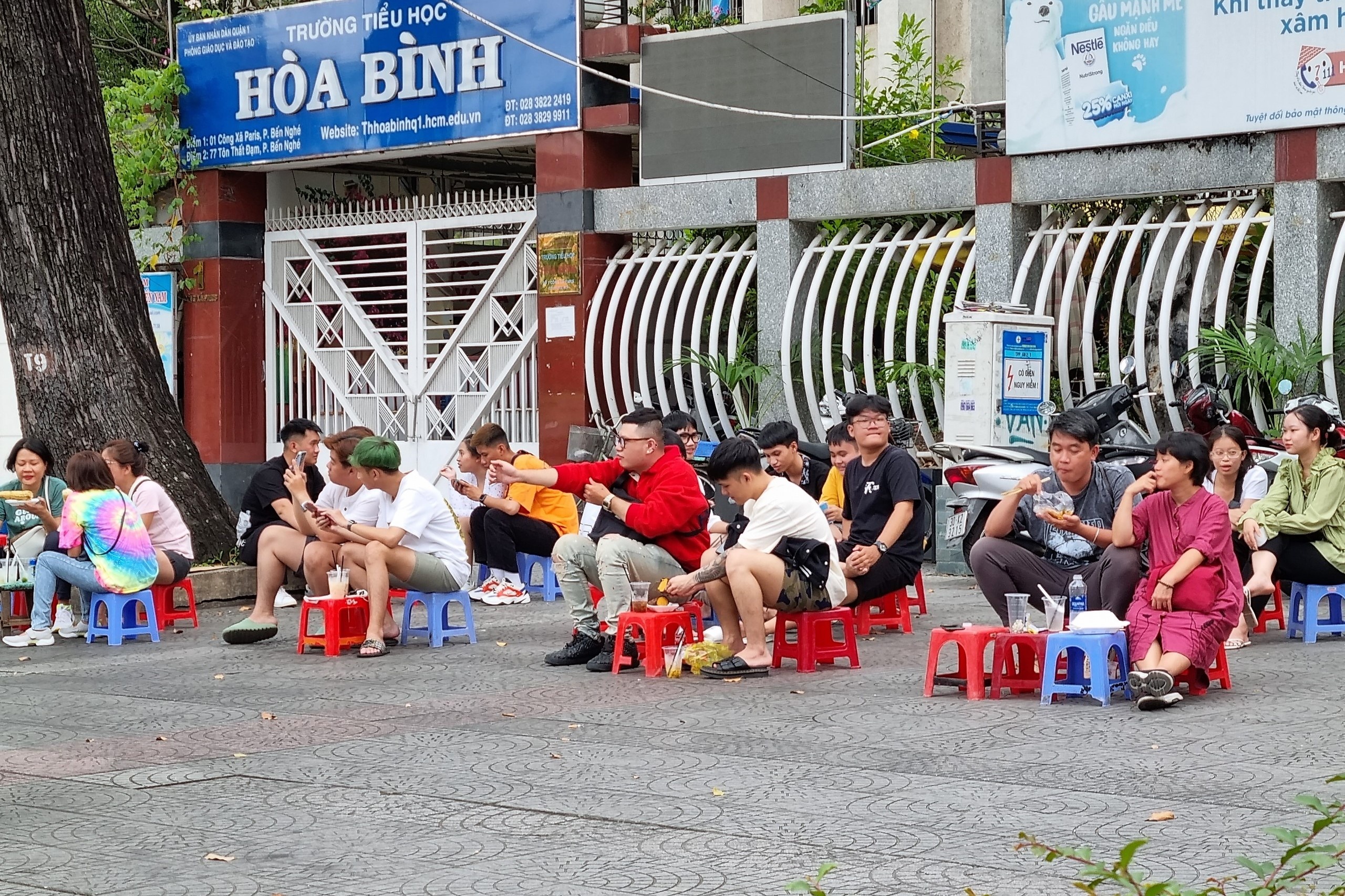 Gioi tre TP.HCM di mua sam,  an uong trong ngay nghi Tet cuoi cung anh 1