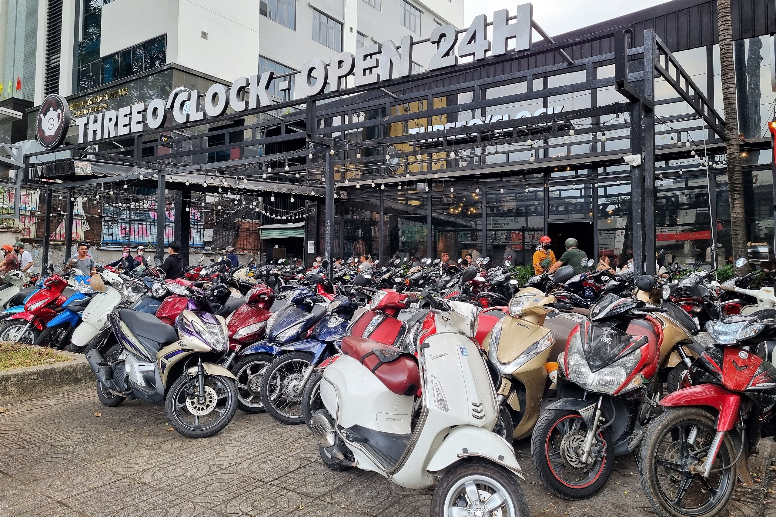 Gioi tre TP.HCM di mua sam,  an uong trong ngay nghi Tet cuoi cung anh 6