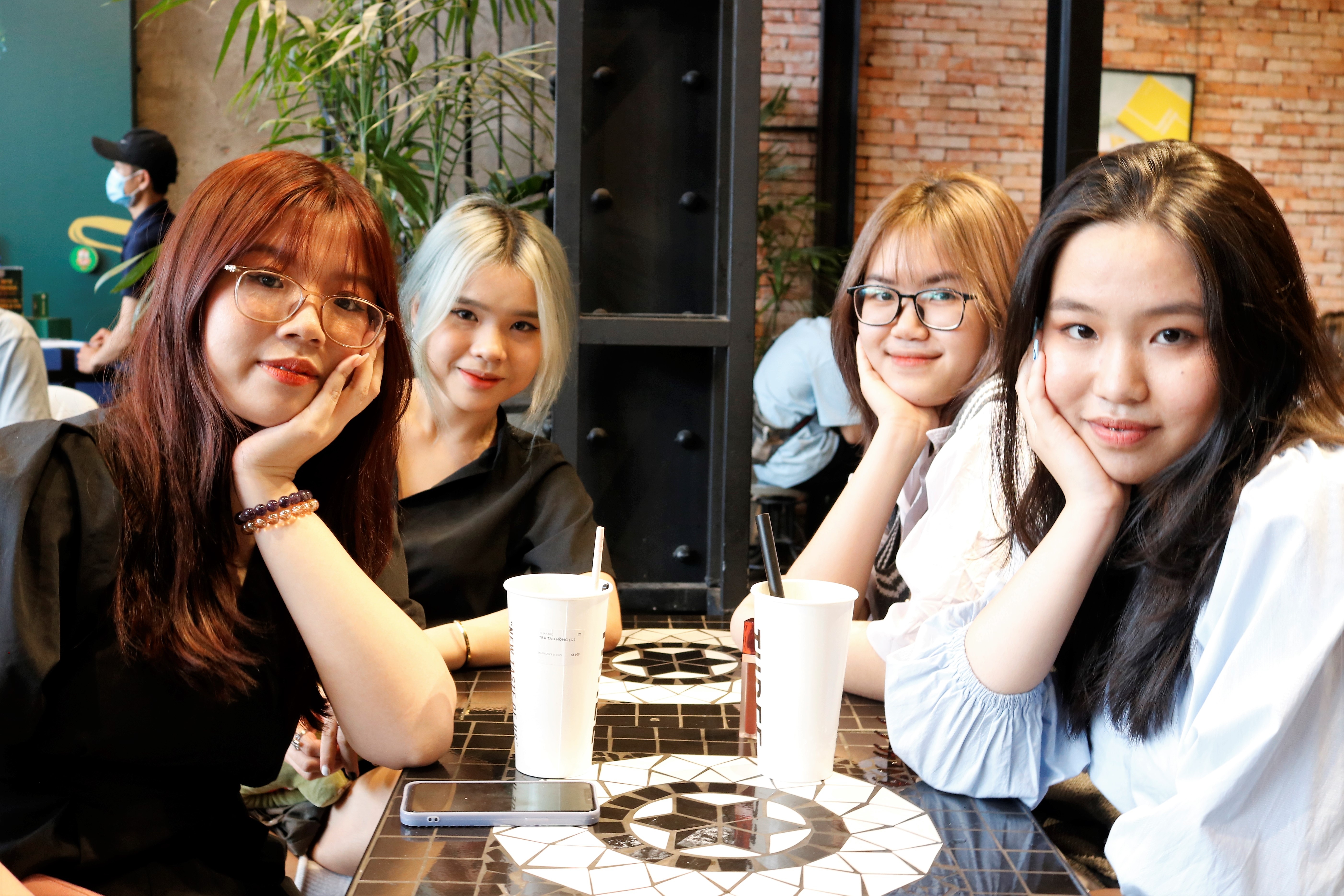 Gioi tre TP.HCM di mua sam,  an uong trong ngay nghi Tet cuoi cung anh 3