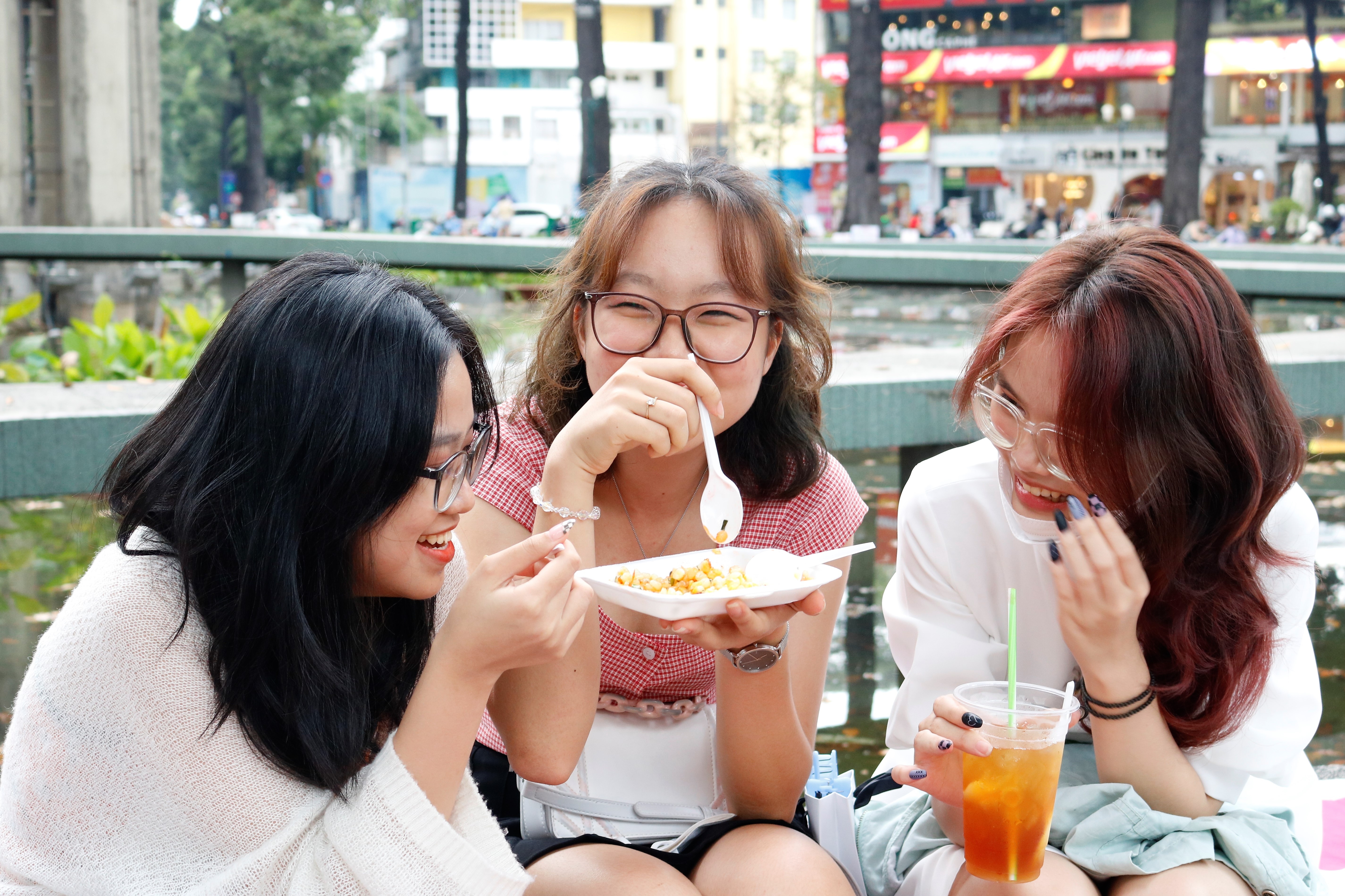 Gioi tre TP.HCM di mua sam,  an uong trong ngay nghi Tet cuoi cung anh 4