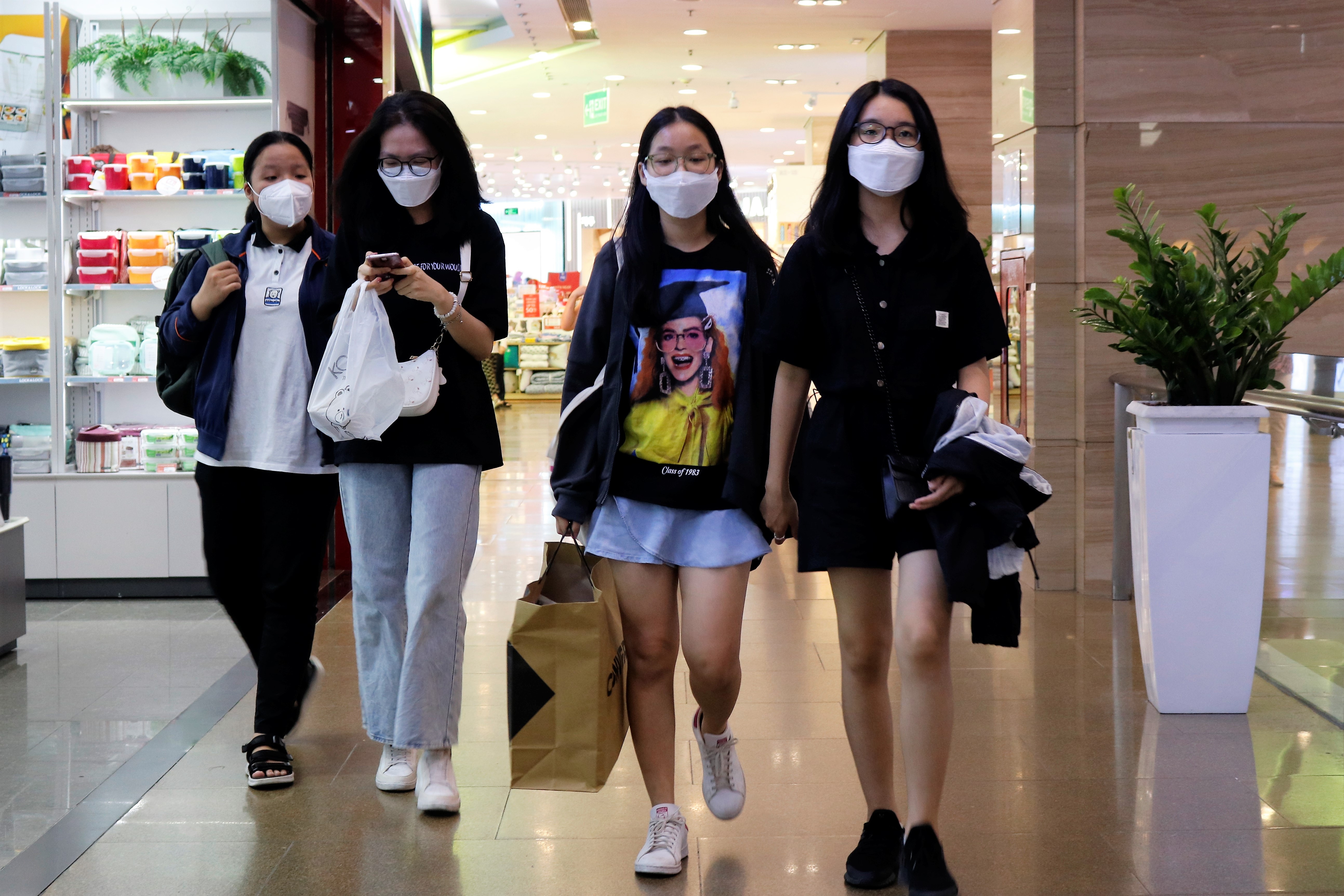 Gioi tre TP.HCM di mua sam,  an uong trong ngay nghi Tet cuoi cung anh 8