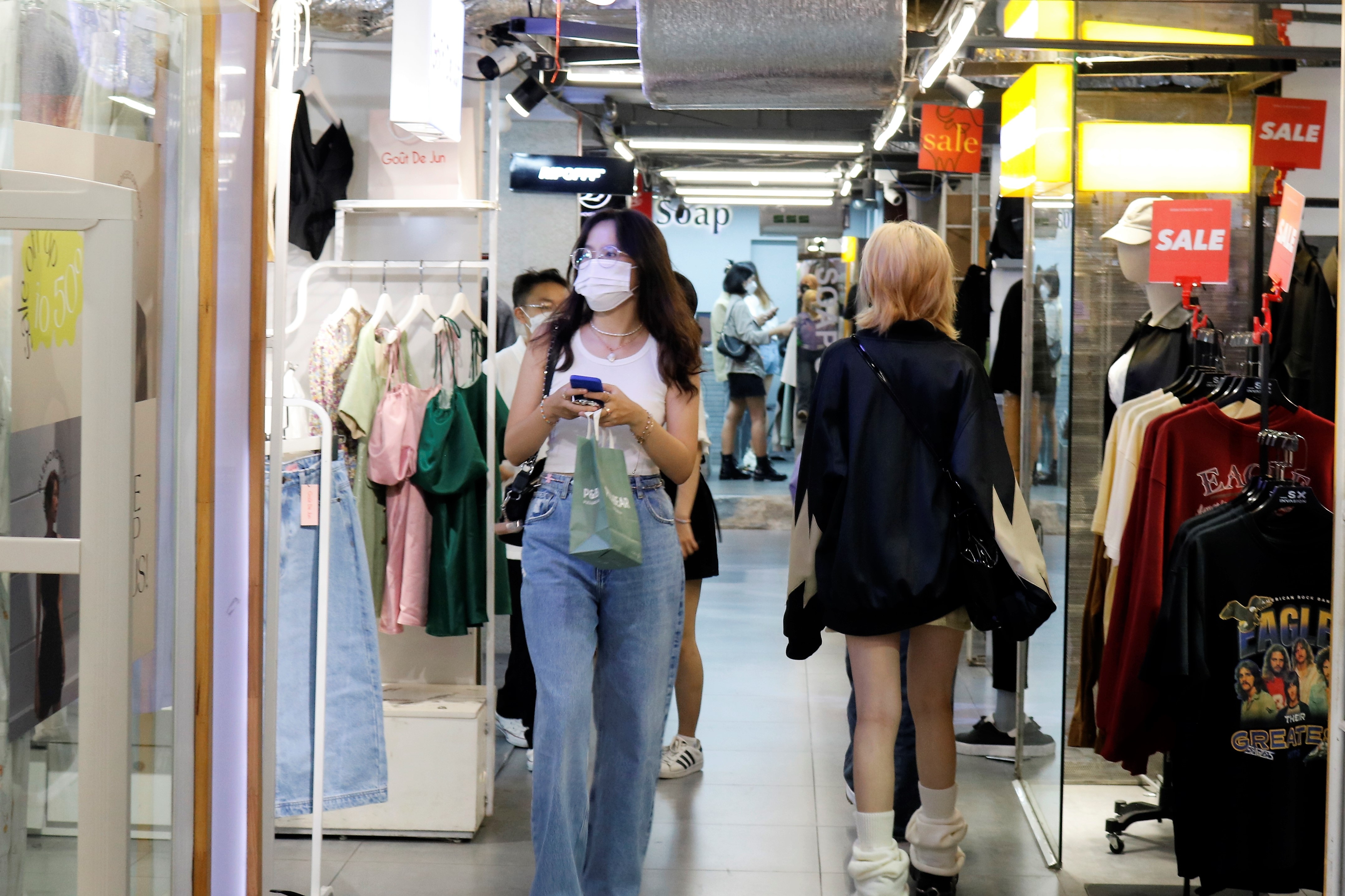 Gioi tre TP.HCM di mua sam,  an uong trong ngay nghi Tet cuoi cung anh 9