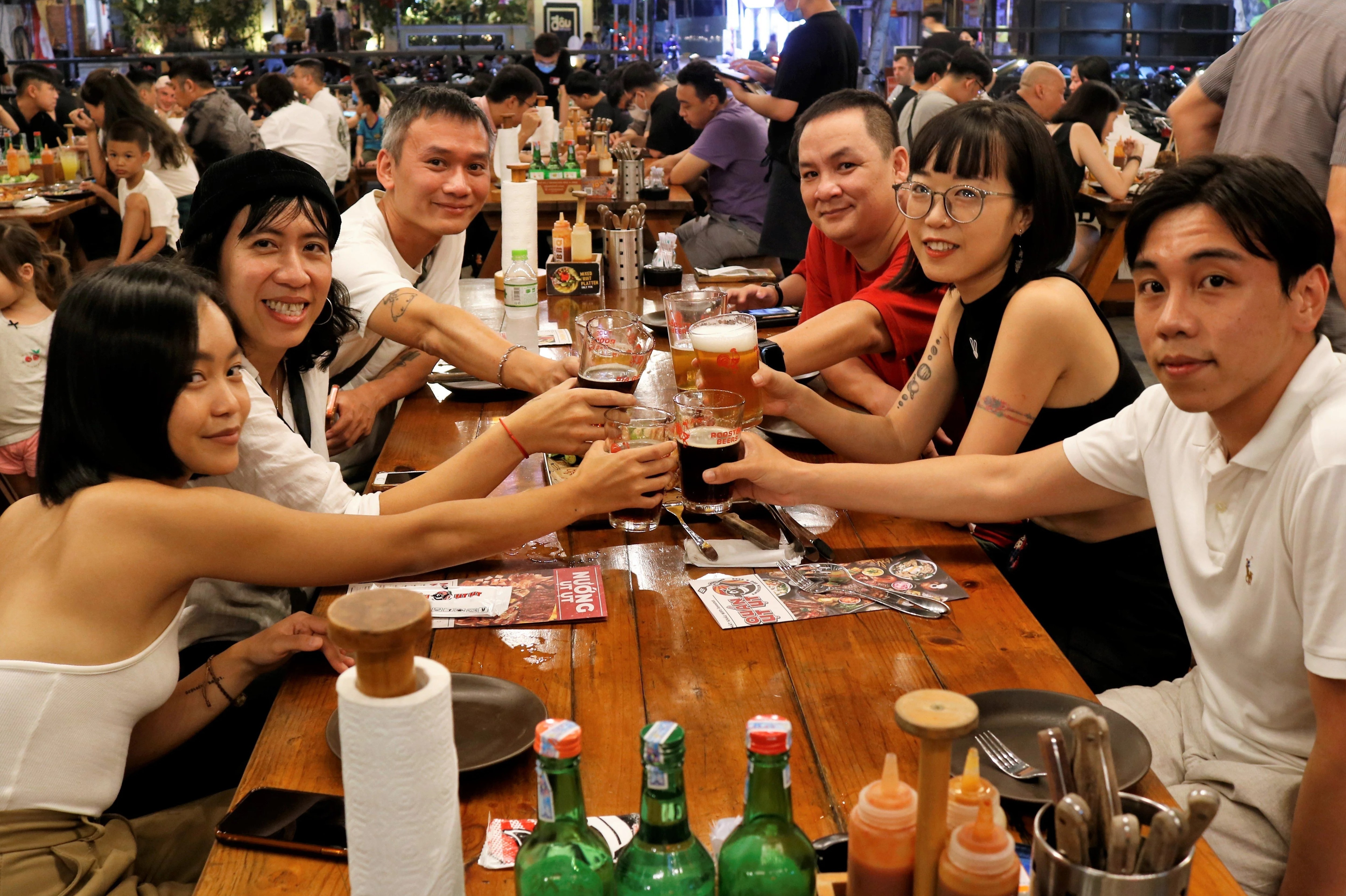 Hang quan o TP.HCM dong duc trong ngay cuoi cua ky nghi Tet hinh anh