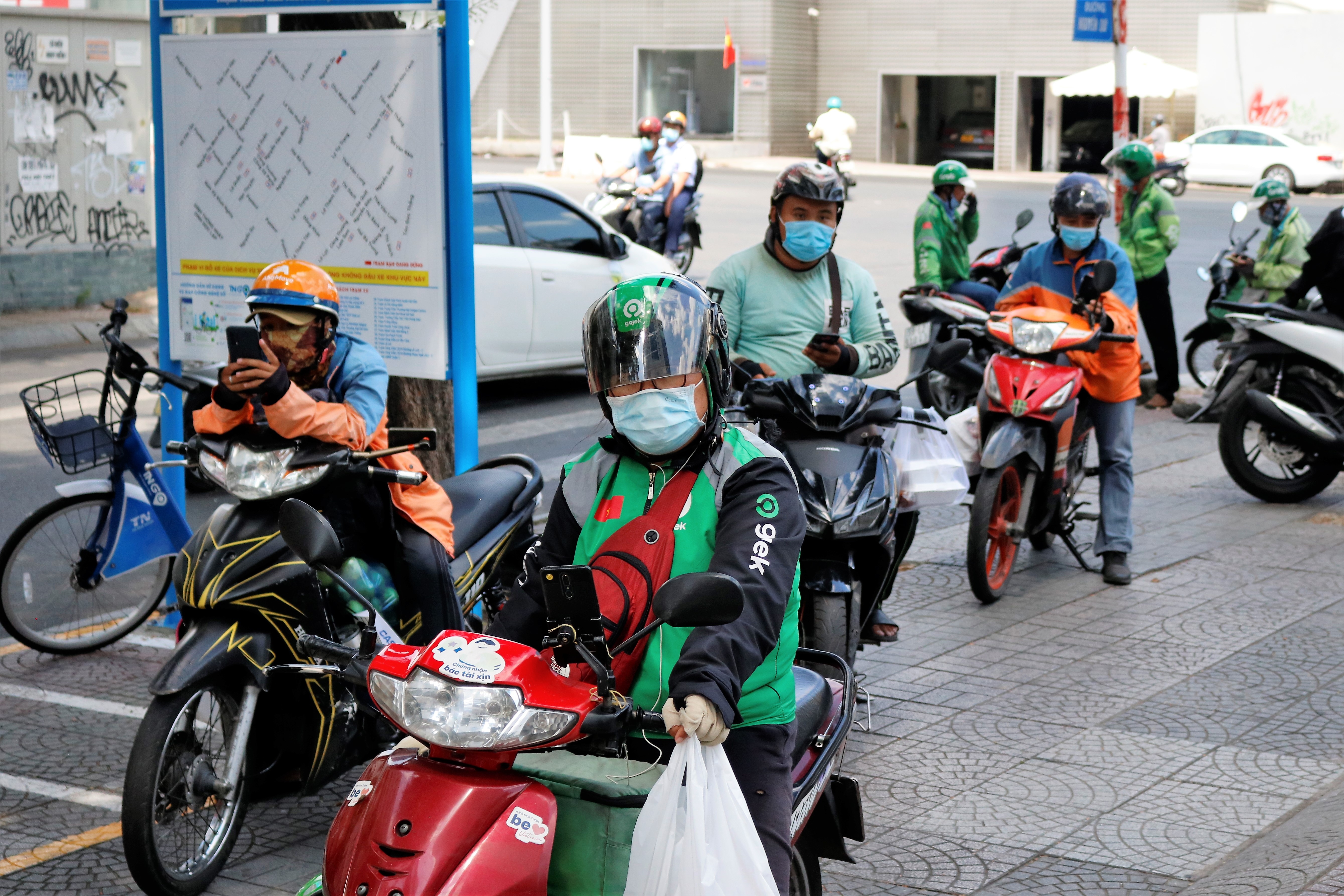 Shipper o TP.HCM do ve cac toa nha sau ky nghi Tet hinh anh