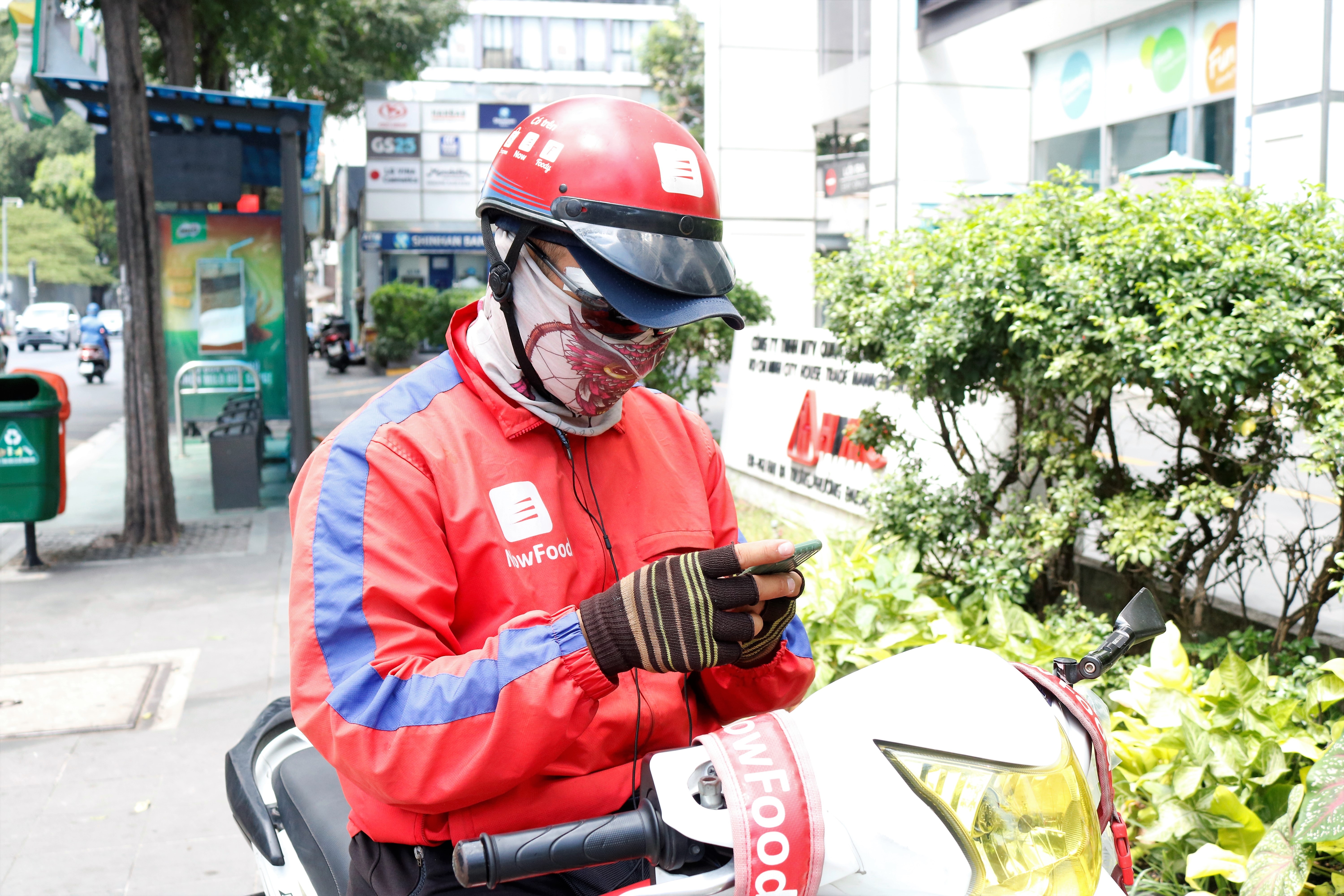 Shipper ở TP.HCM hối hả giao hàng trong ngày làm việc đầu tiên sau Tết ảnh 7 Shipper o TP.HCM hoi ha giao hang trong ngay lam viec dau tien sau Tet anh 7