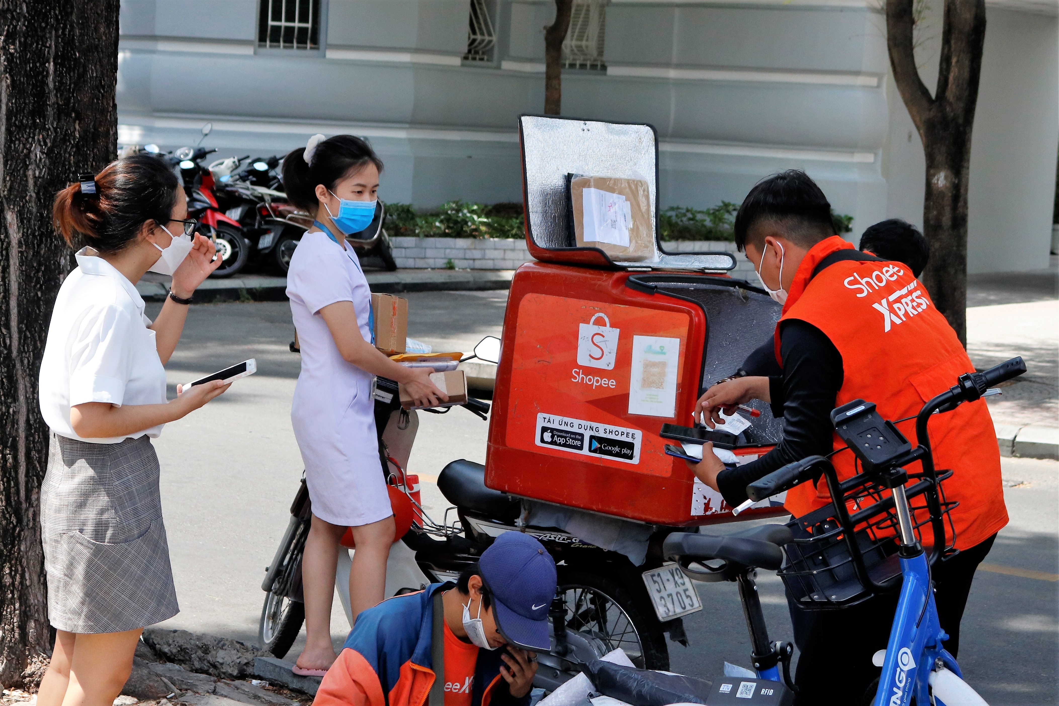 Shipper ở TP.HCM hối hả giao hàng trong ngày làm việc đầu tiên sau Tết ảnh 6 Shipper o TP.HCM hoi ha giao hang trong ngay lam viec dau tien sau Tet anh 6