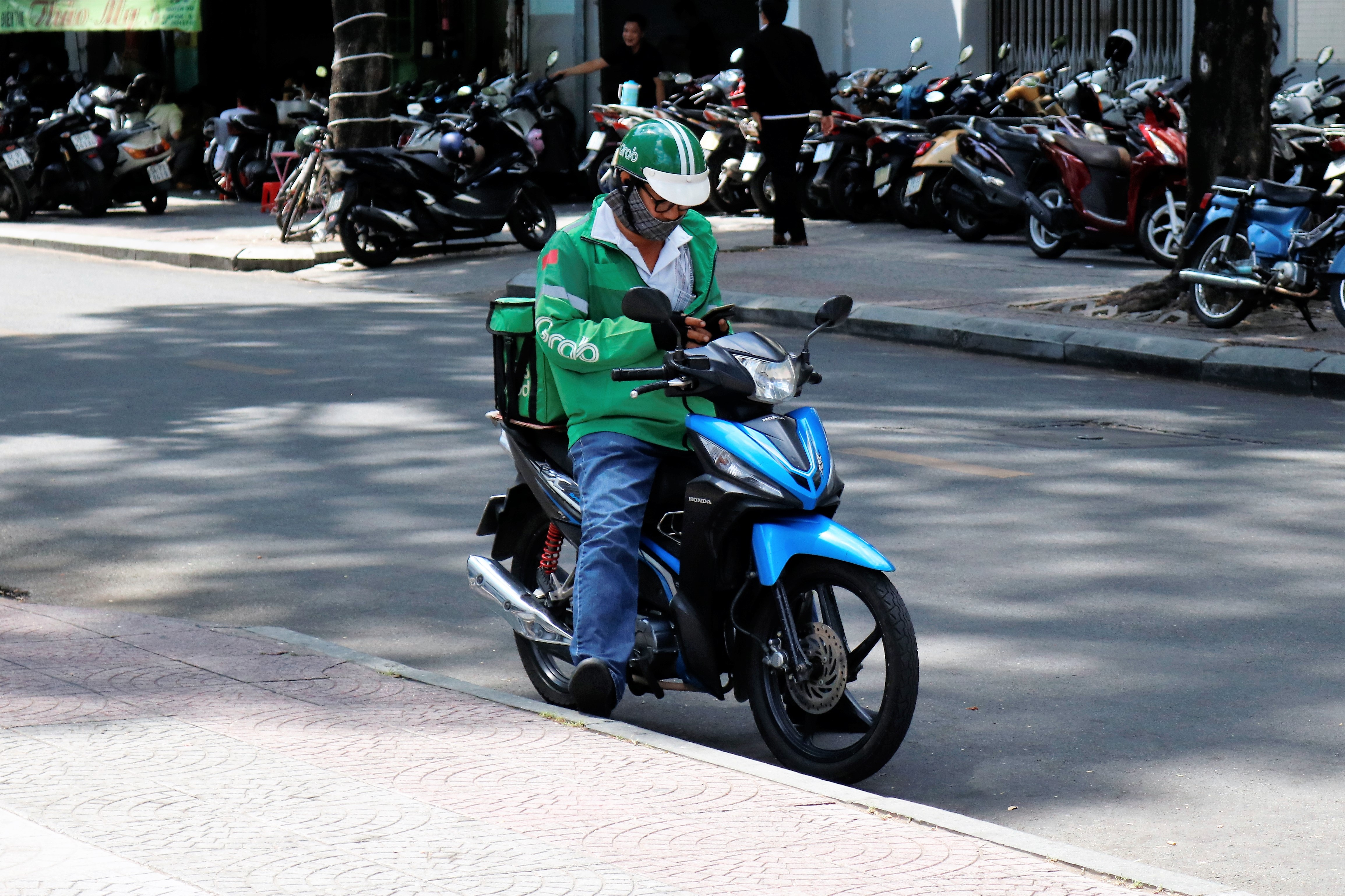 Shipper ở TP.HCM hối hả giao hàng trong ngày làm việc đầu tiên sau Tết ảnh 9 Shipper o TP.HCM hoi ha giao hang trong ngay lam viec dau tien sau Tet anh 9