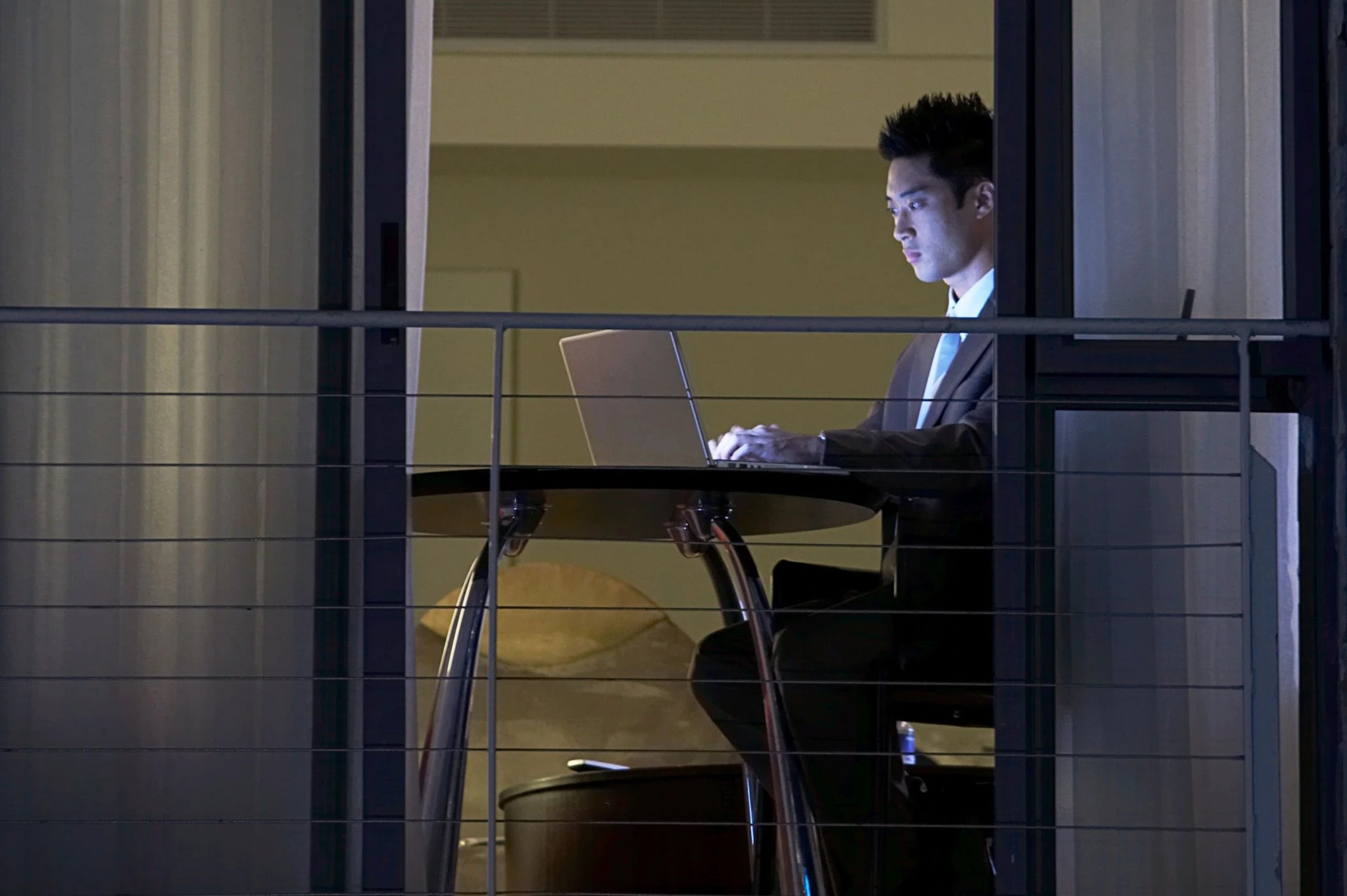 Kho thang chuc khi lam viec tu xa hinh anh