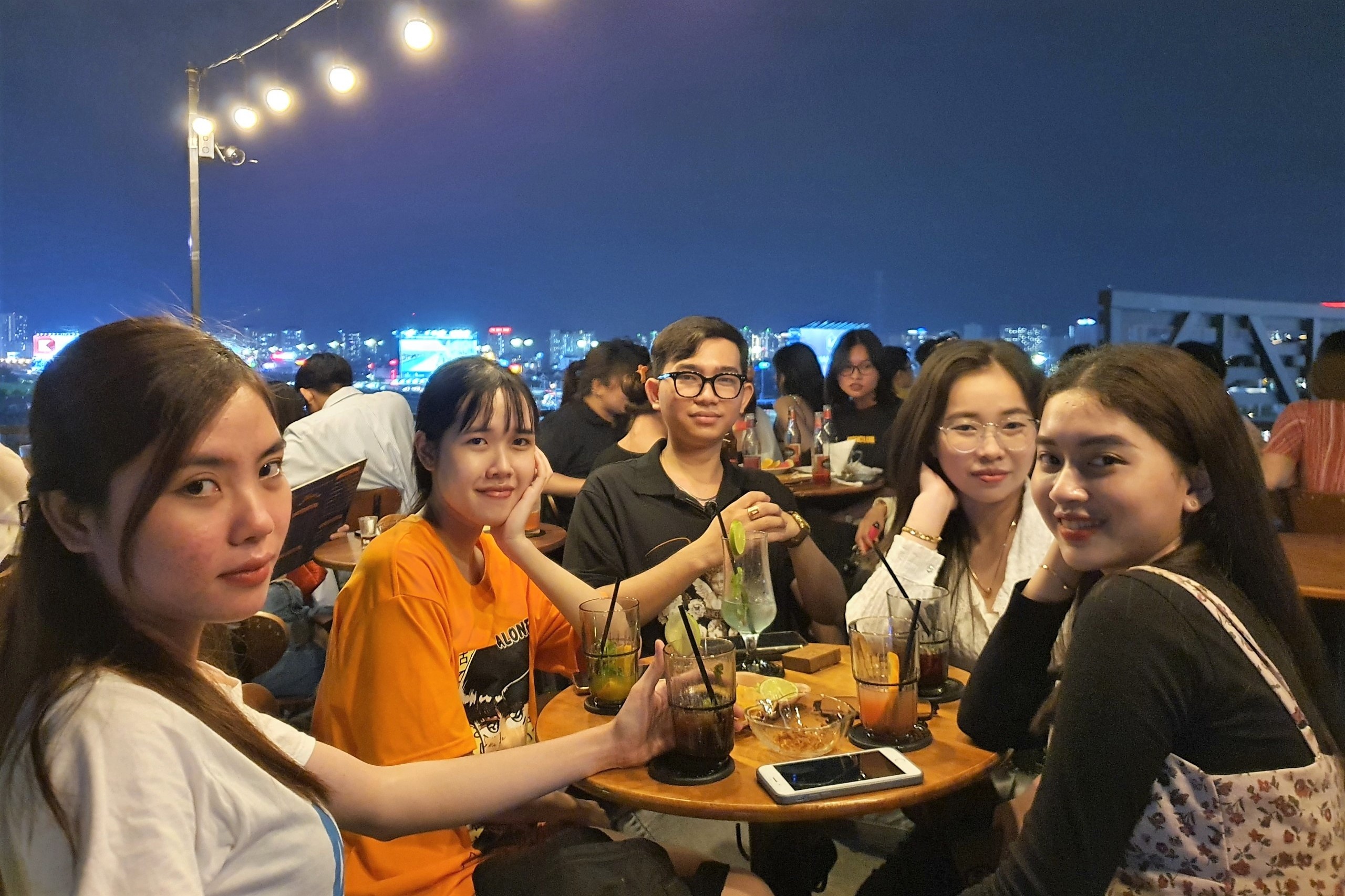 Cuộc sống về đêm ngày càng đắt đỏ ảnh 4 Cuoc song ve dem ngay cang dat do anh 4