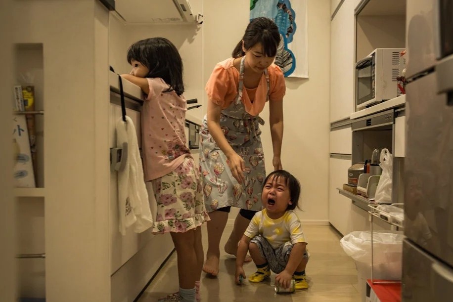 Ganh nang cua con gai ca trong gia dinh hinh anh