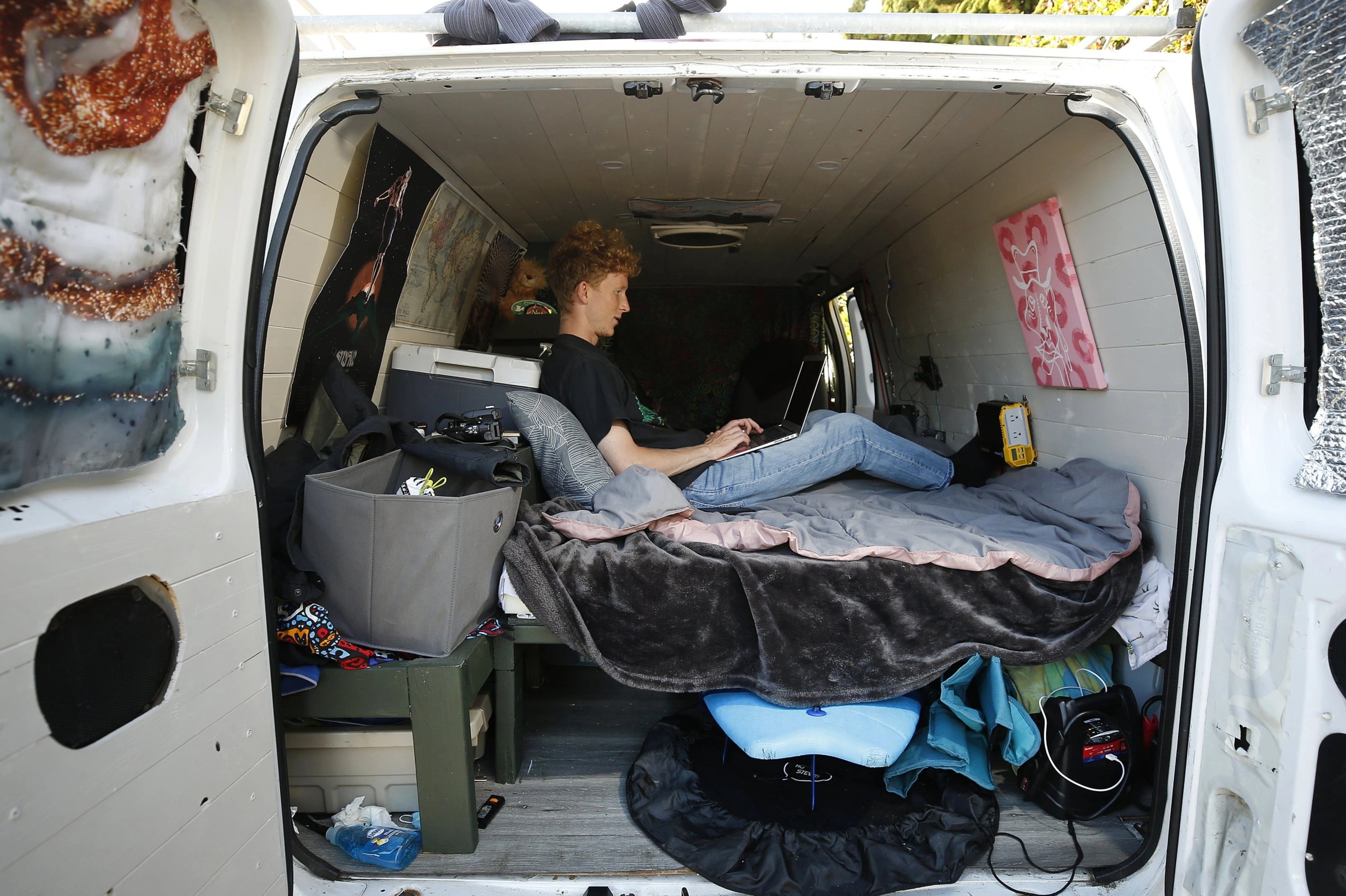 Gia thue nha cao ngat nguong, nhieu sinh vien My song trong oto hinh anh