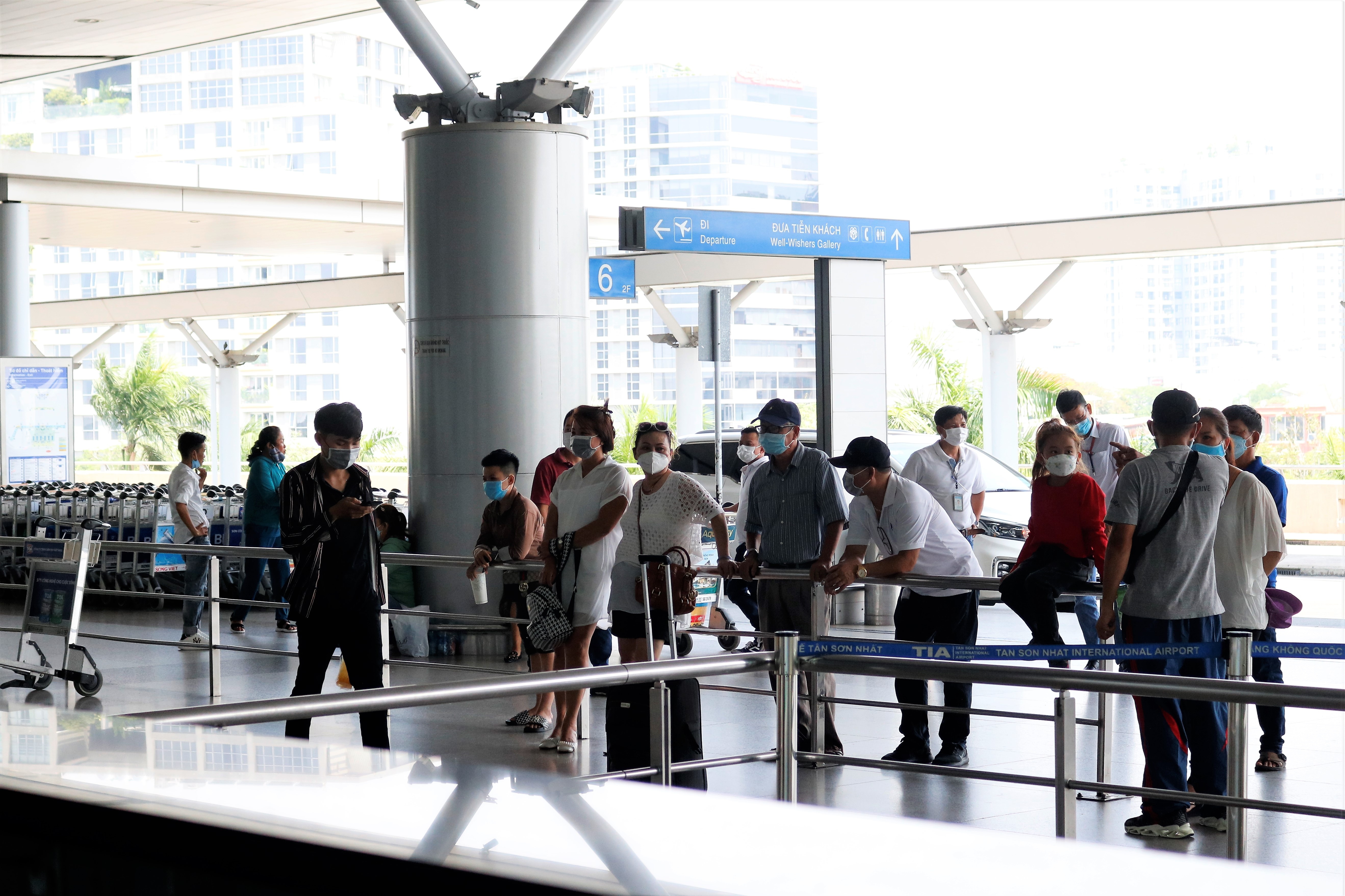 Di du lich nuoc ngoai trong dip le anh 9