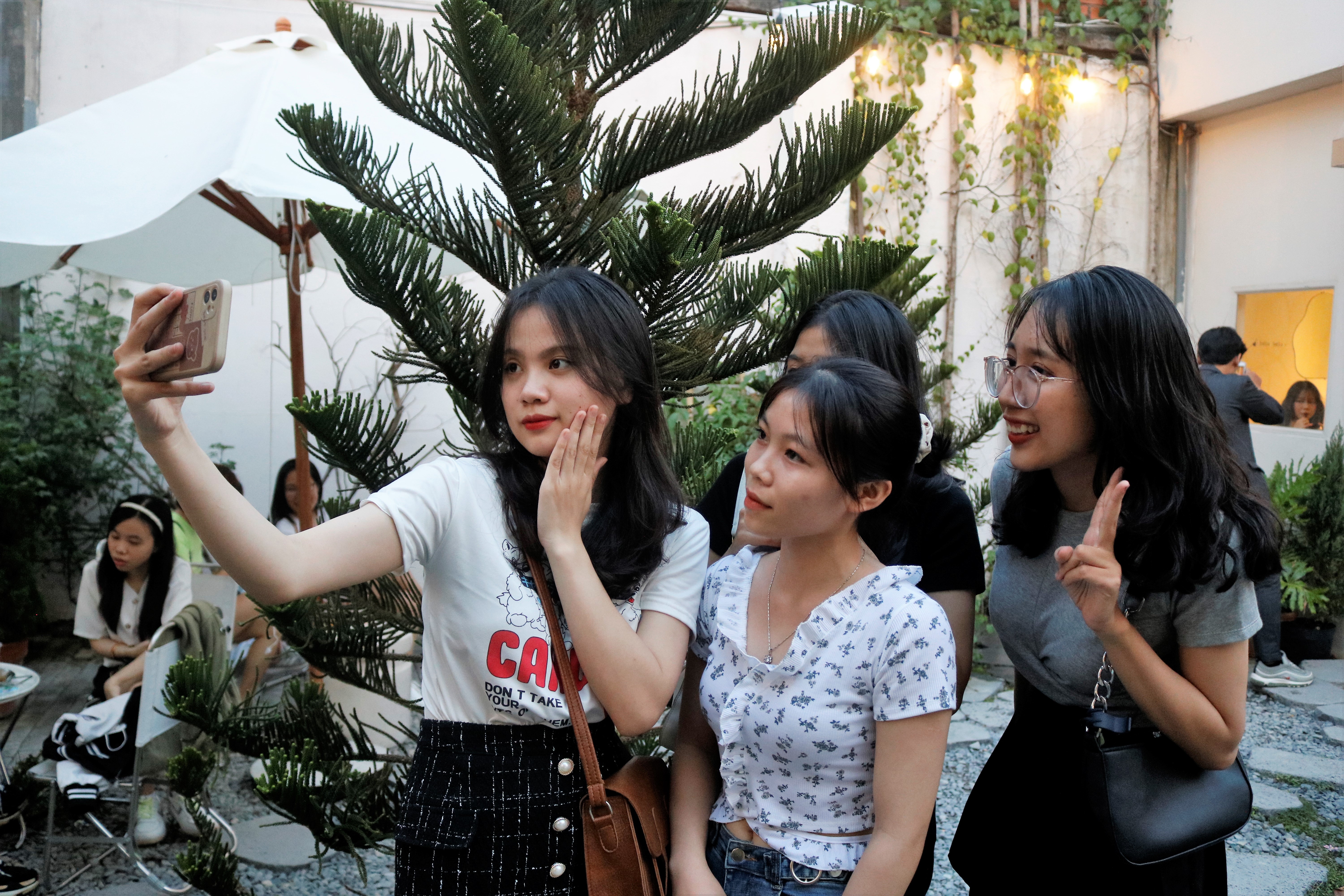 Quan ca phe song ao anh 8