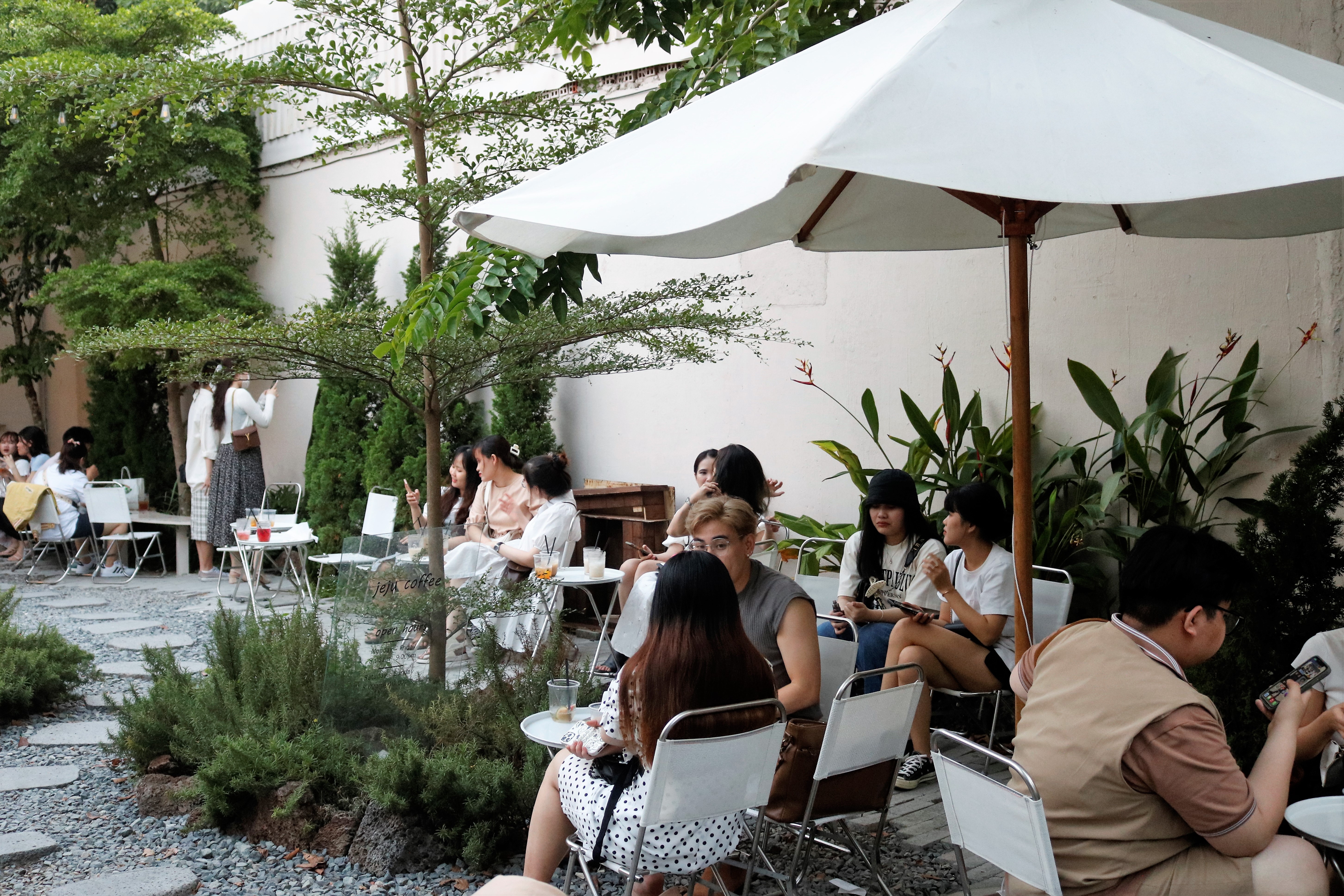 Quan ca phe song ao anh 12