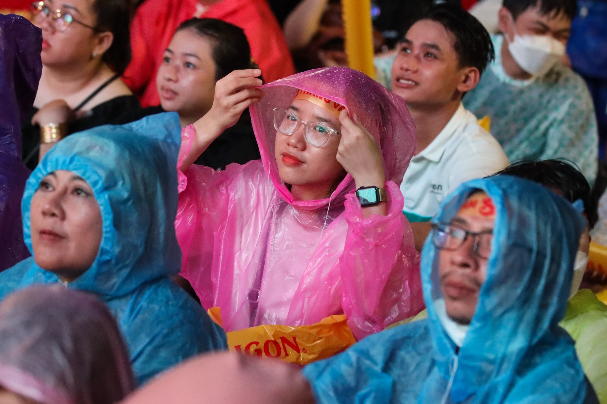 Co dong vien TP.HCM doi mua xem bong da hinh anh