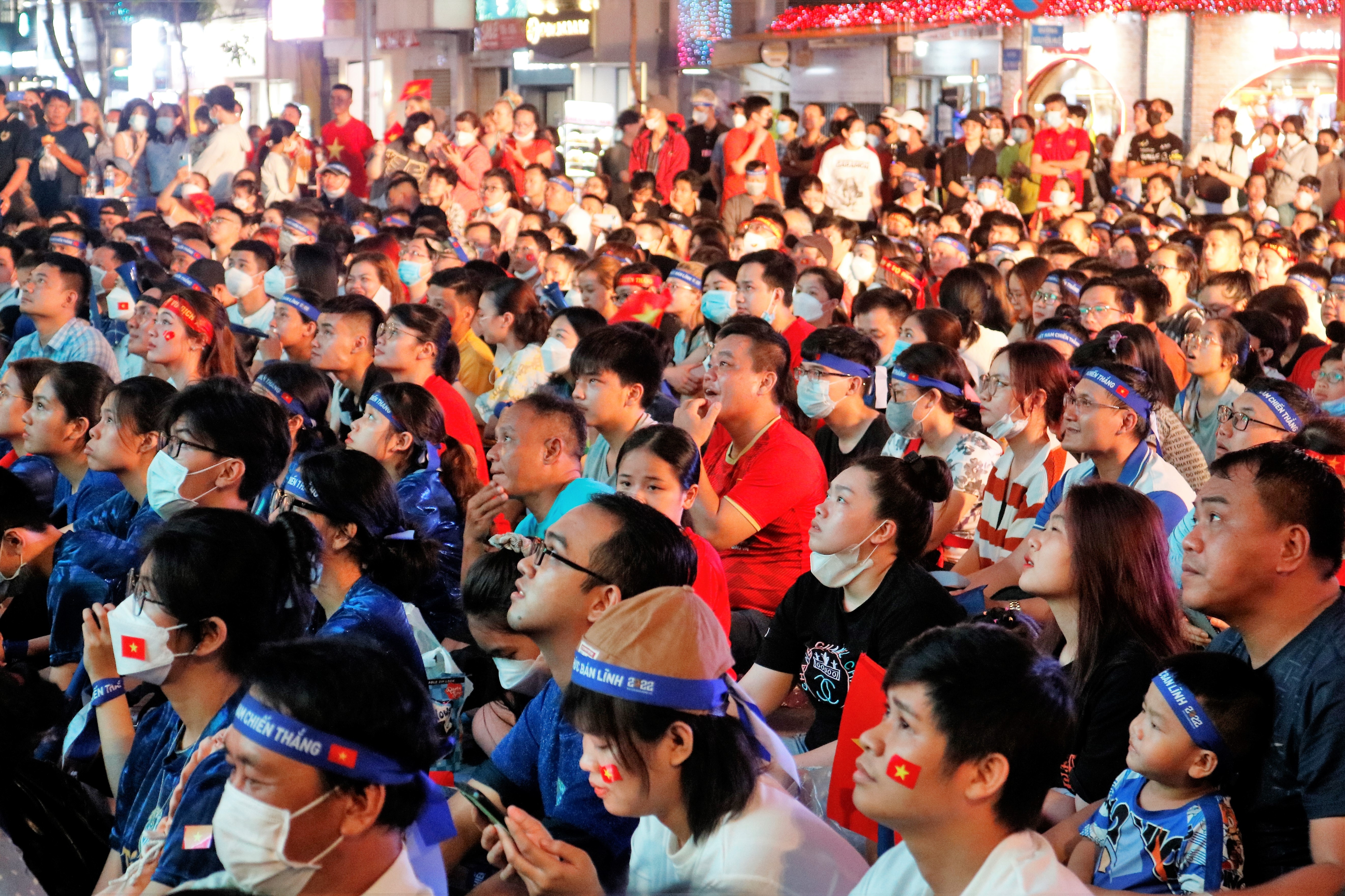 cổ vũ bóng đá ảnh 2 co vu bong da anh 2