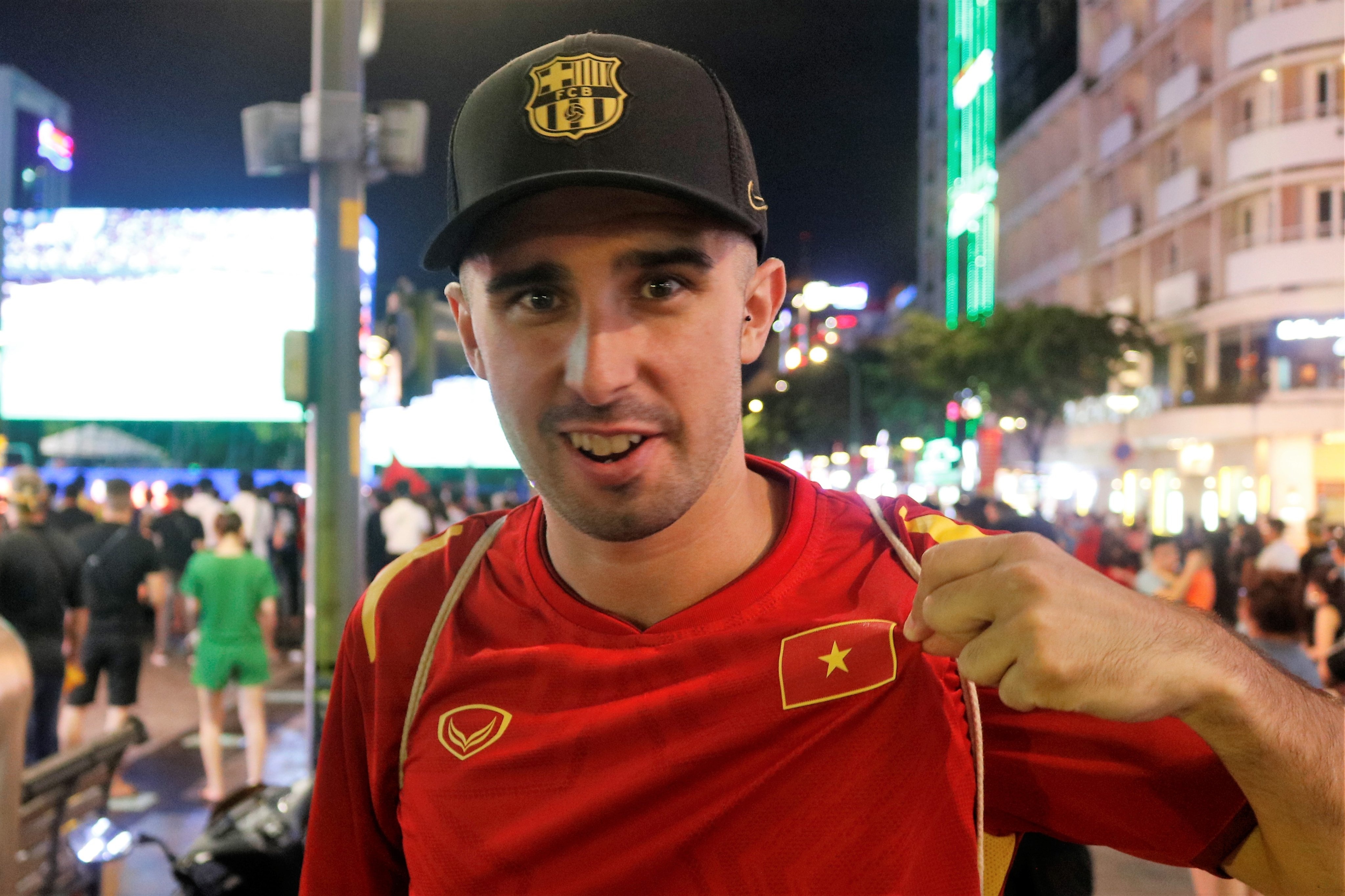 Khach Tay o TP.HCM ngac nhien truoc tinh yeu bong da cua CDV Viet Nam hinh anh