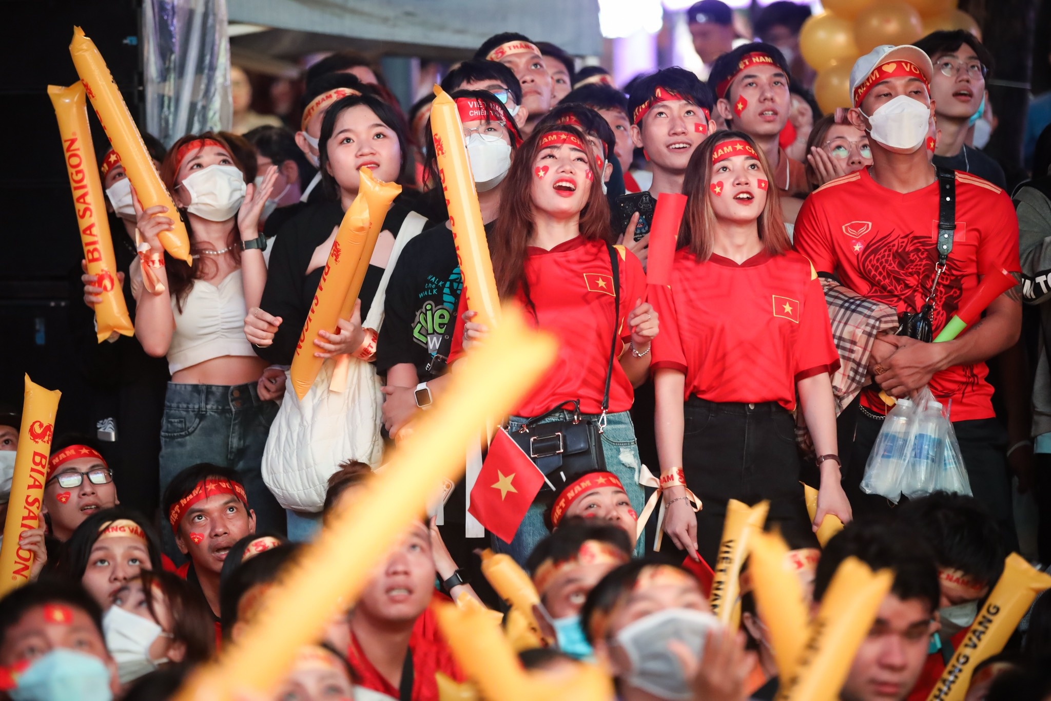 Khách Tây ở TP.HCM xem chung kết SEA Games 31 ảnh 7 Khach Tay o TP.HCM xem chung ket SEA Games 31 anh 7
