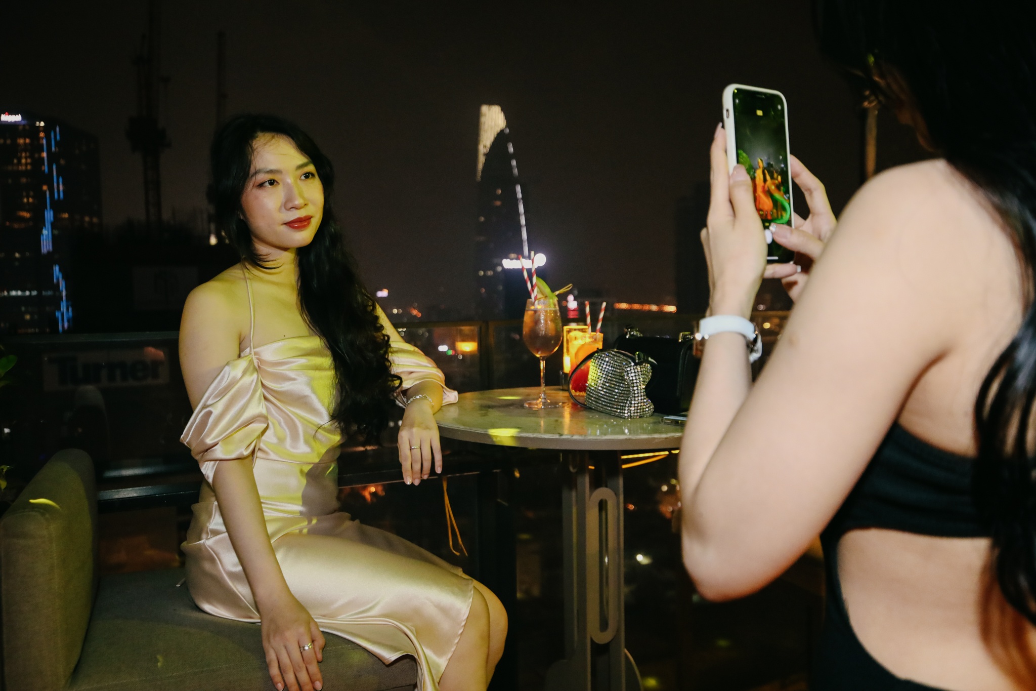 Sky bar ở TP.HCM trong bão giá ảnh 3 Sky bar o TP.HCM trong bao gia anh 3