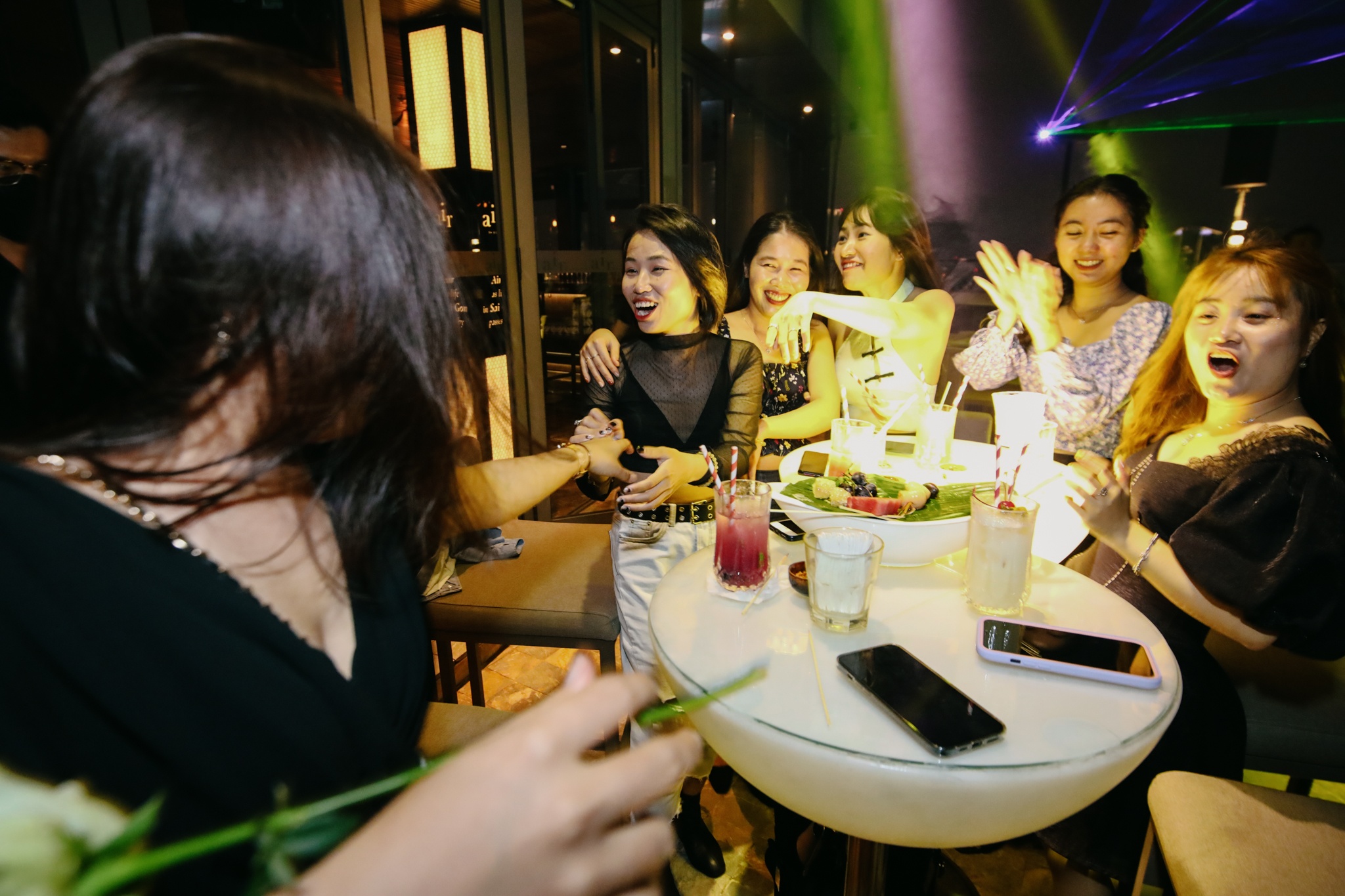 Sky bar ở TP.HCM trong bão giá ảnh 2 Sky bar o TP.HCM trong bao gia anh 2