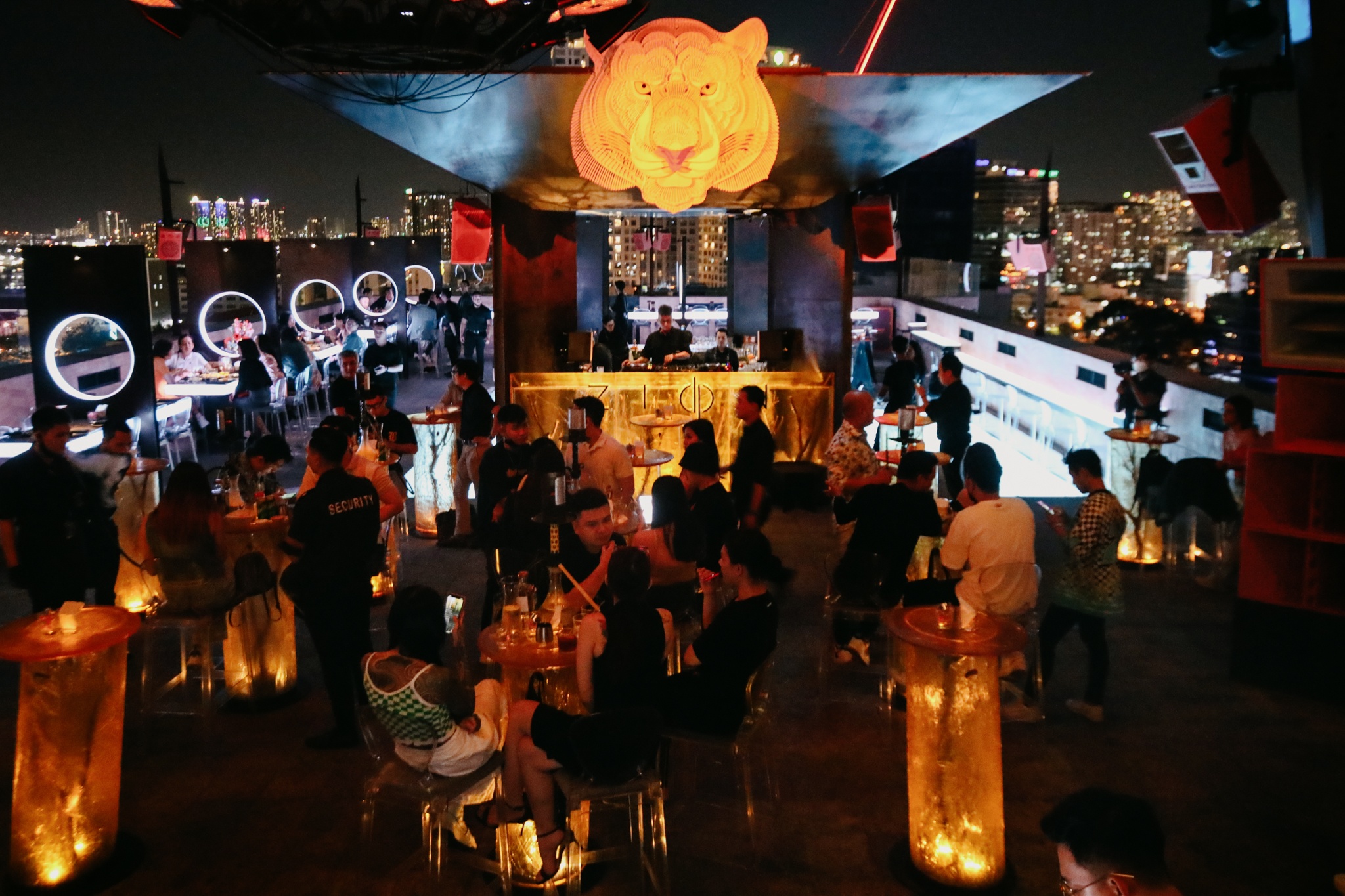 Sky bar o TP.HCM trong bao gia anh 1