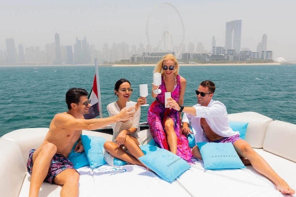 Bua an xa xi cuoi tuan cua dan van phong o Dubai hinh anh