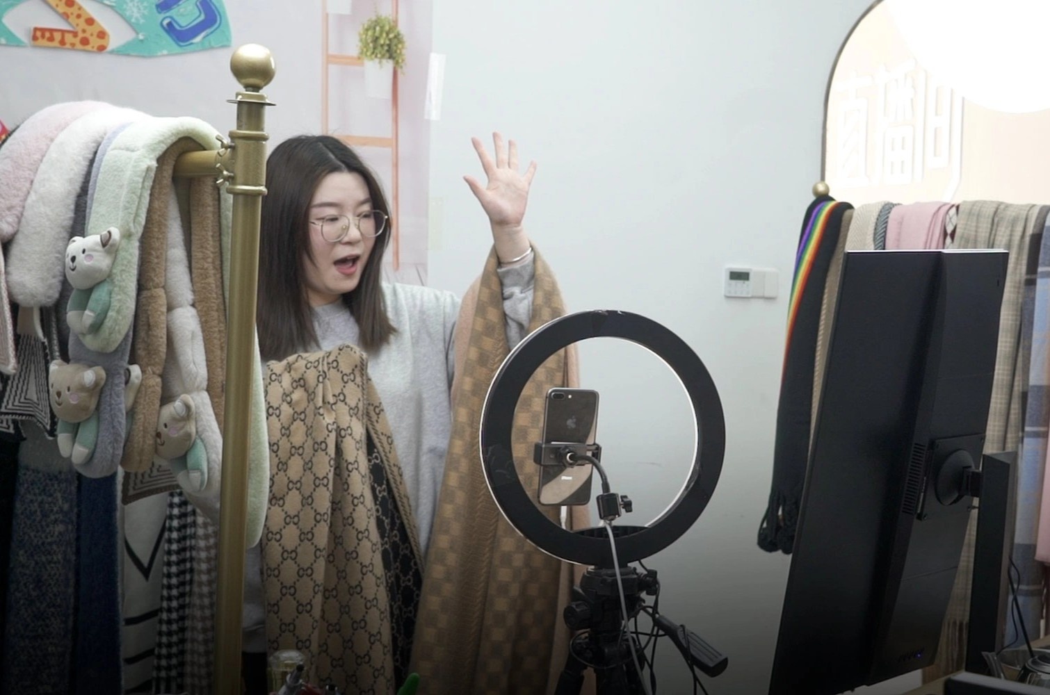 Gia su Trung Quoc ban hang online anh 1