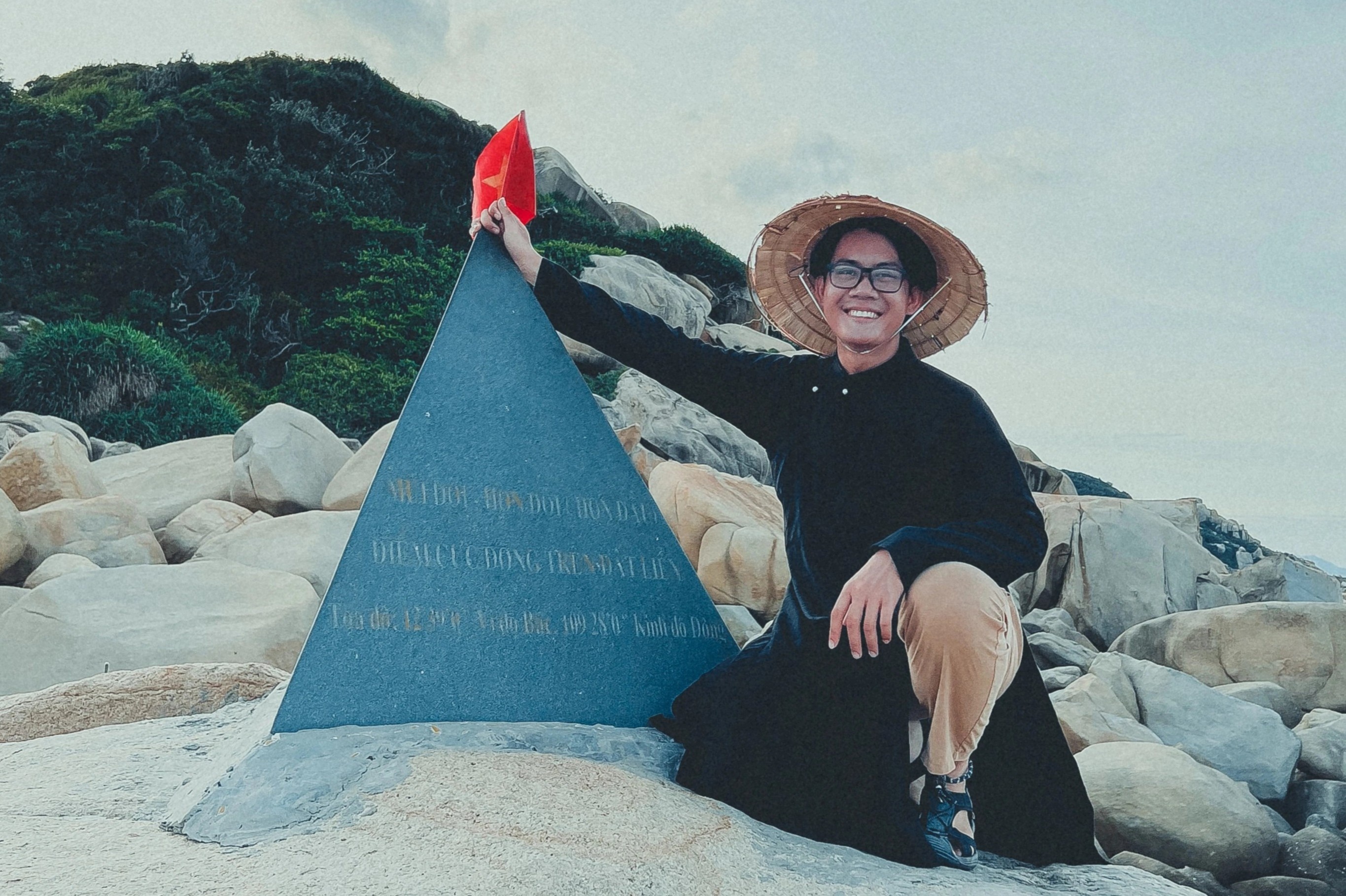 Chang trai lai xe may 8.000 km, mac ao dai check-in 40 tinh thanh hinh anh