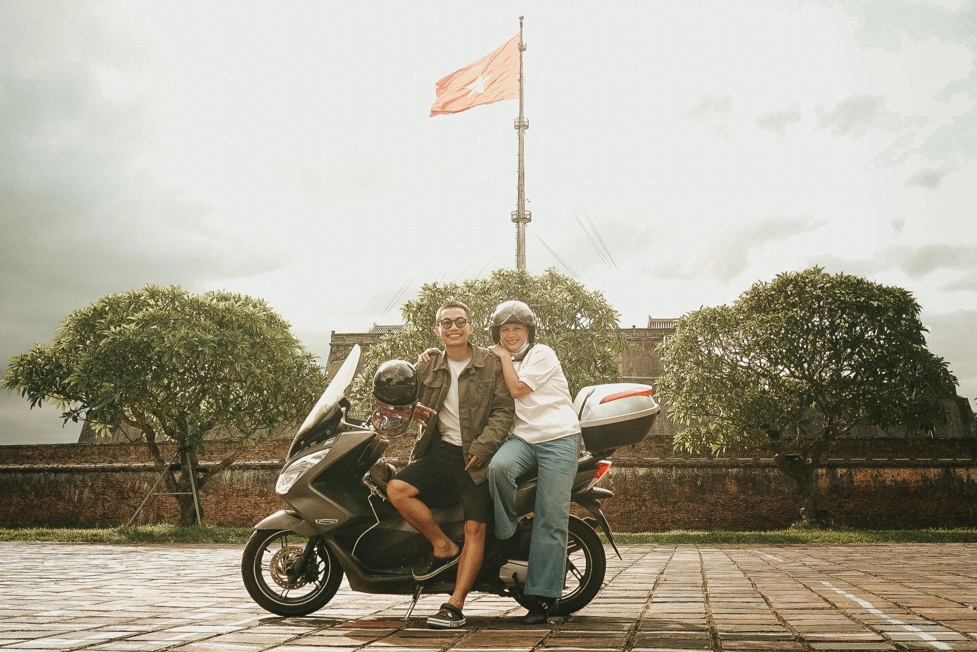 Con trai dua me 'di khap the gian' bang xe may hinh anh