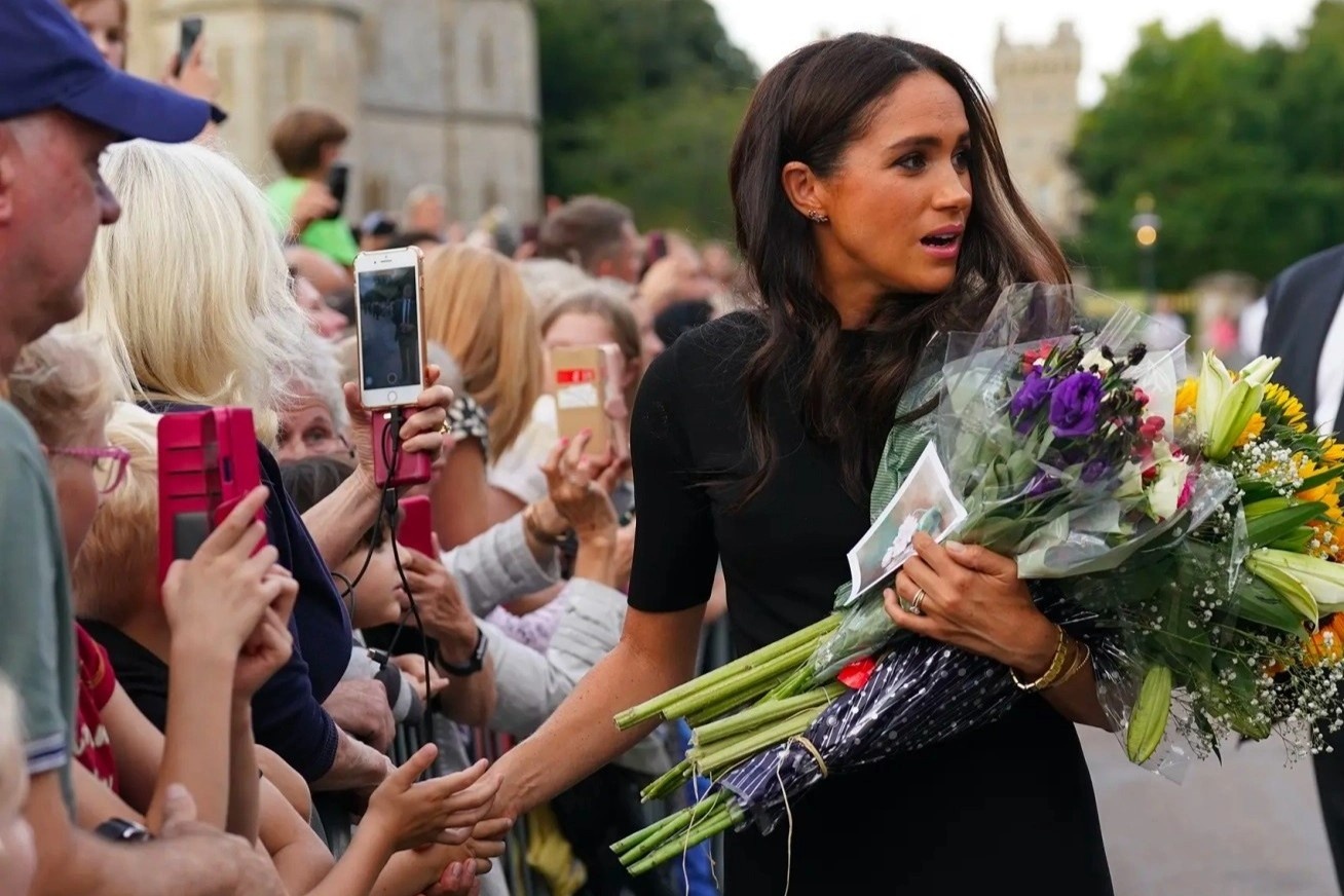 Cuoc deo bam cua truyen thong voi nang dau thu hoang gia Anh hinh anh