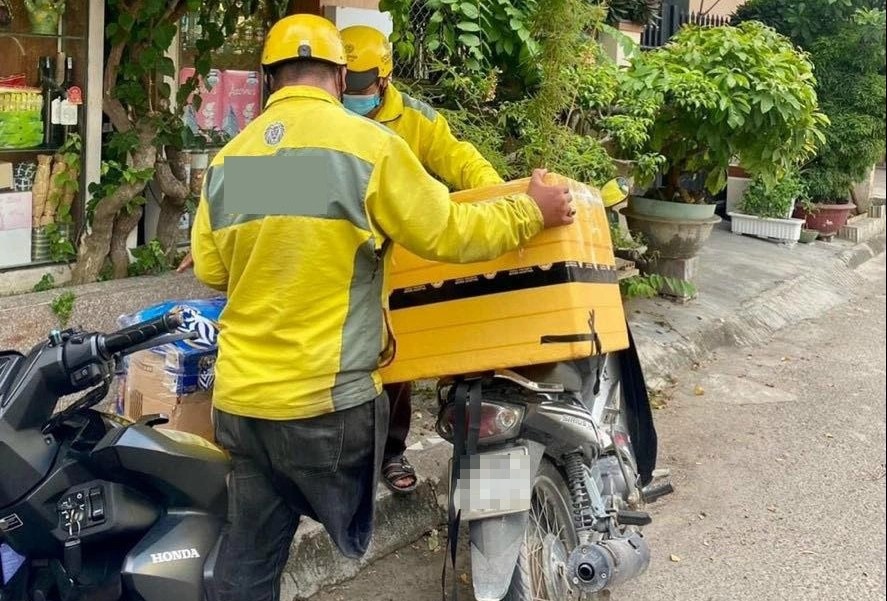 Hinh anh shipper chi co mot chan, nhay lo co di giao hang gay xuc dong hinh anh