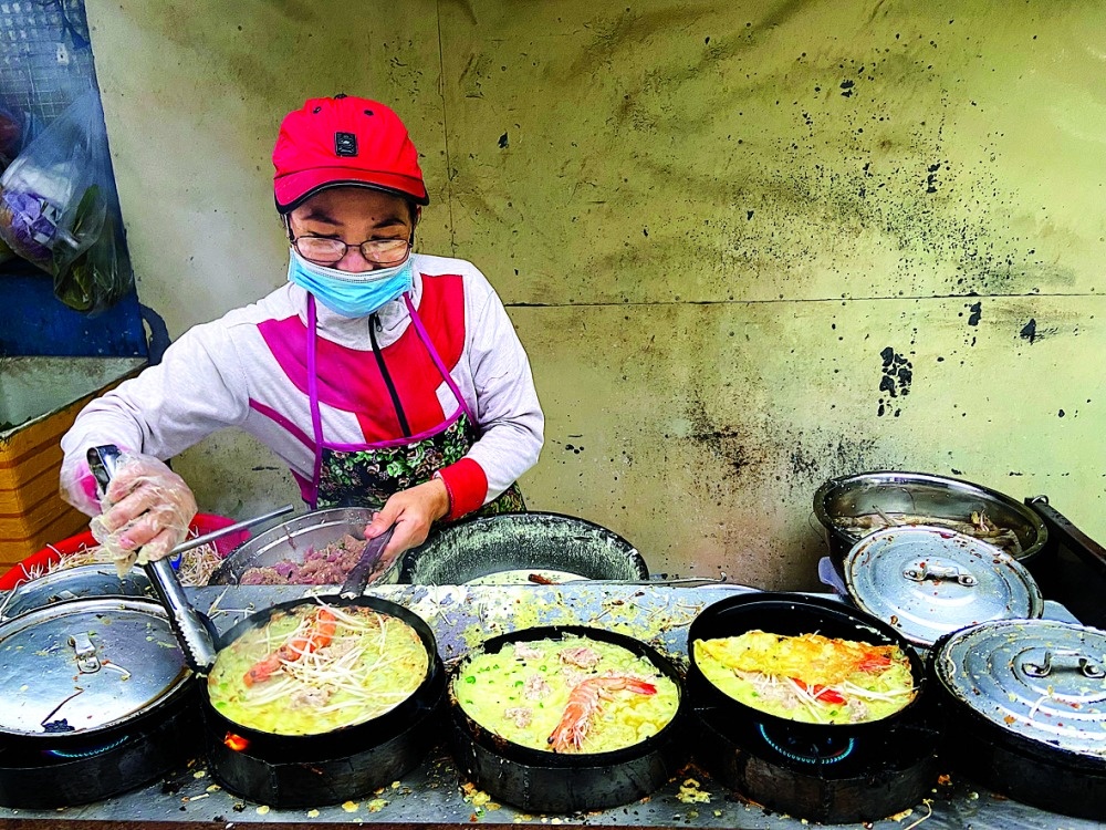 Quan banh xeo chuan vi mien Trung giua long TP.HCM hinh anh