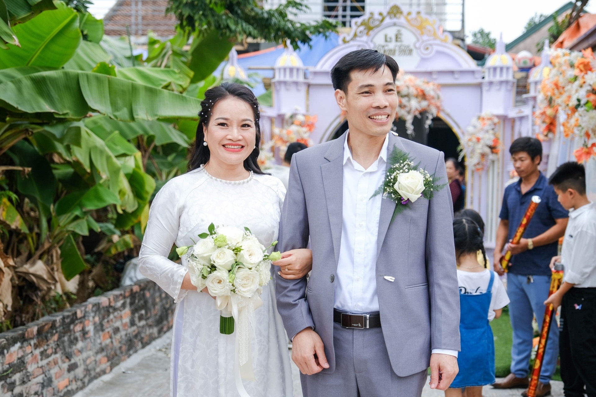 Me lay chong moi, con trai 20 tuoi xung phong chup anh cuoi hinh anh