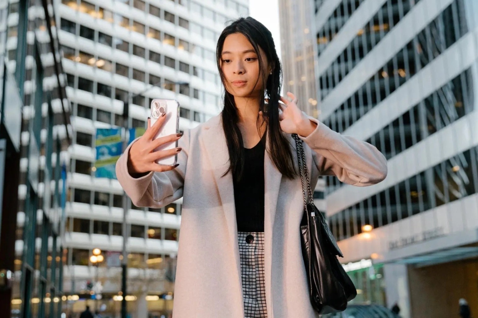 Cac KOL dang 'lam mau' cho cuoc song van phong hinh anh