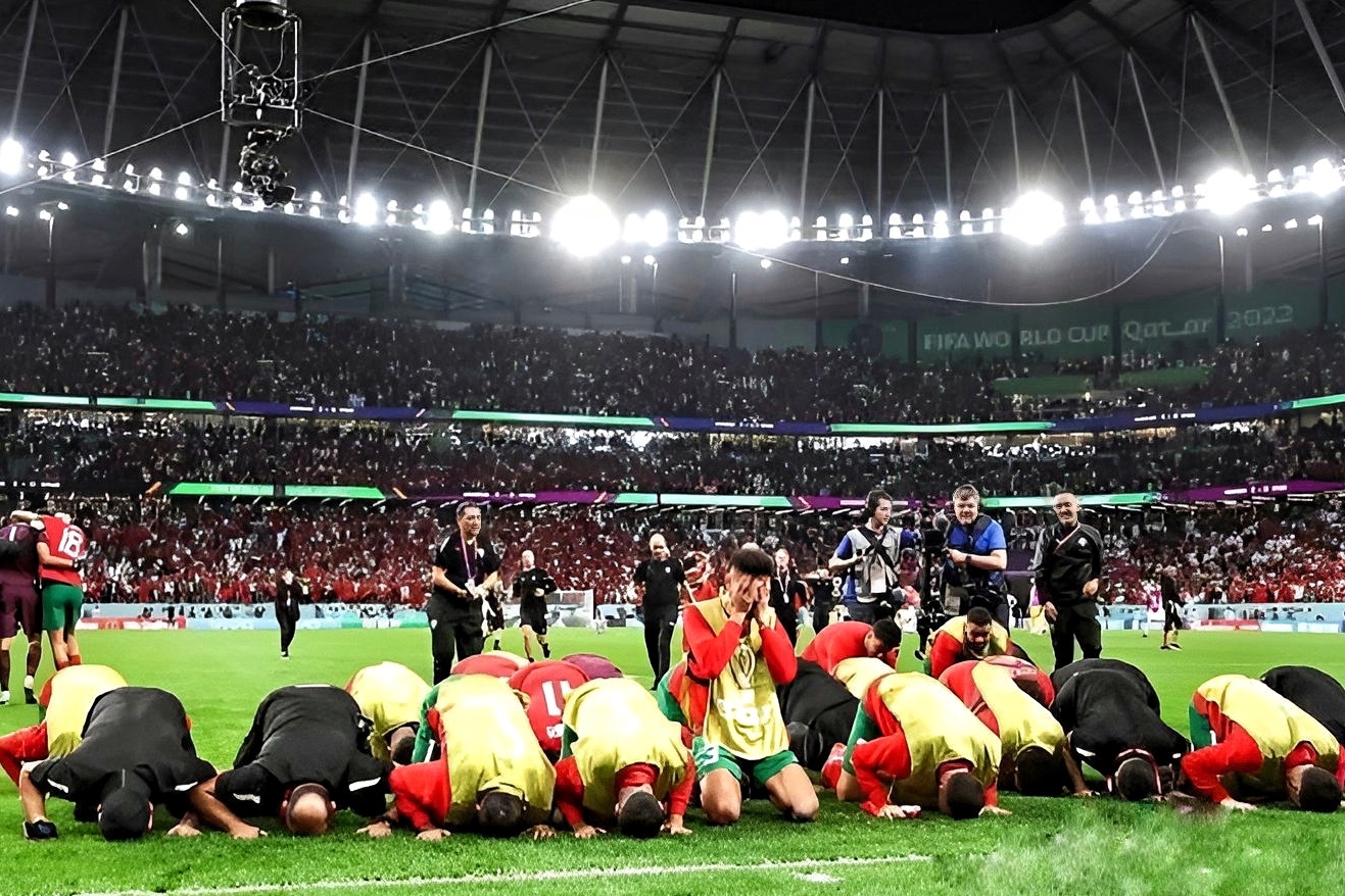 Nghi thuc an mung cua tuyen Morocco khi danh bai Tay Ban Nha hinh anh