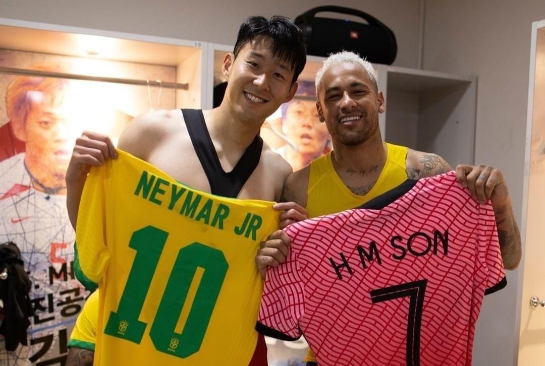 Vi sao cac cau thu hay doi ao cho nhau hinh anh