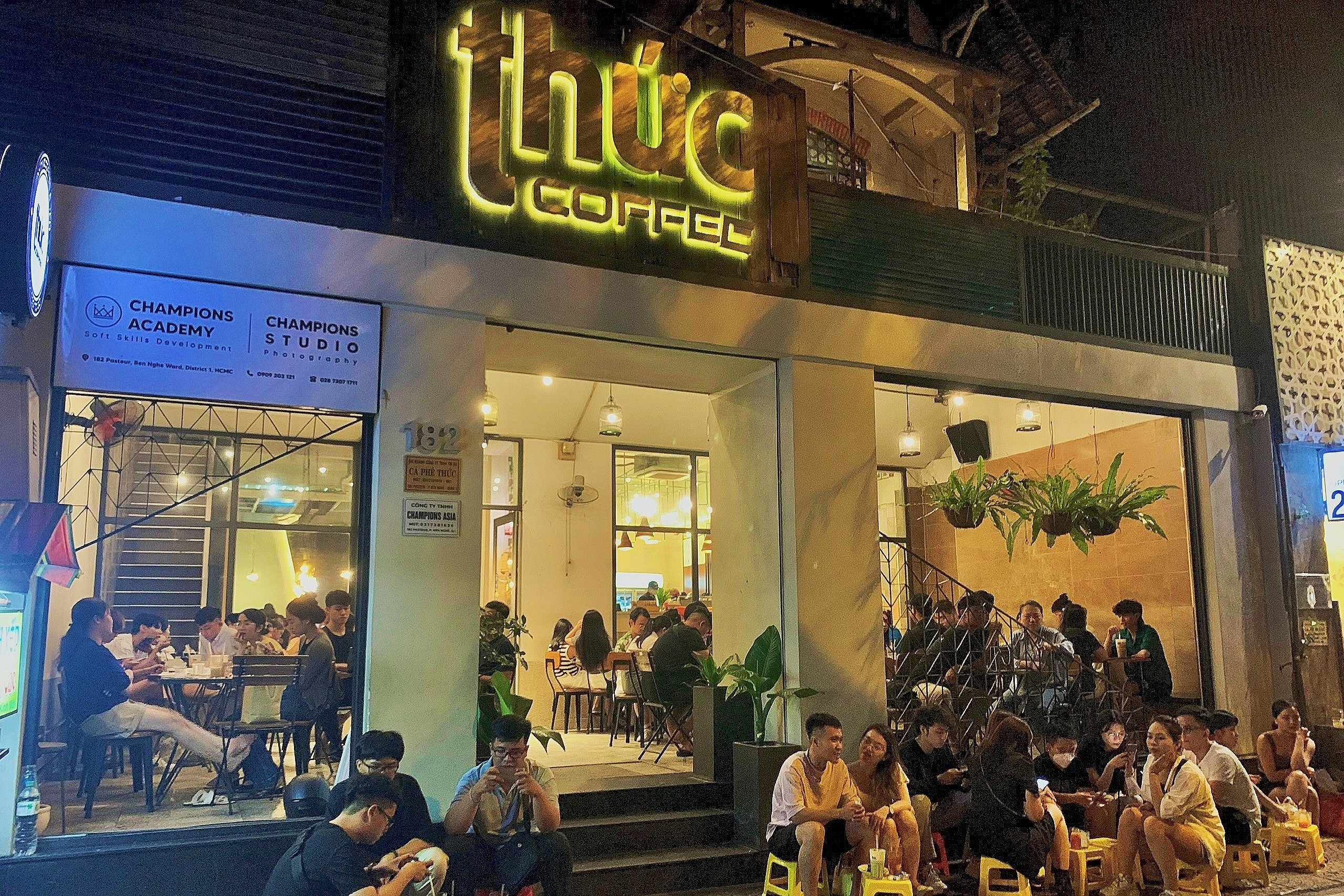 Quan ca phe 24/7 noi tieng o TP.HCM dung hoat dong hinh anh