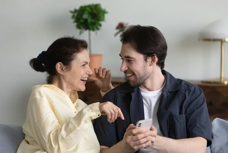 Anh nhin bao thu danh cho nhung co gai yeu ban trai kem tuoi hinh anh