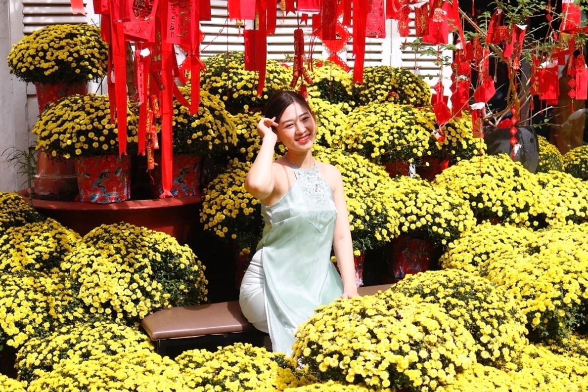 Xep hang check-in o cac quan ca phe trang tri Tet o TP.HCM hinh anh