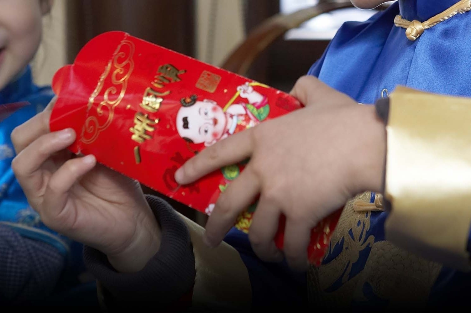 Con kien cha vi khong tra tien li xi hinh anh