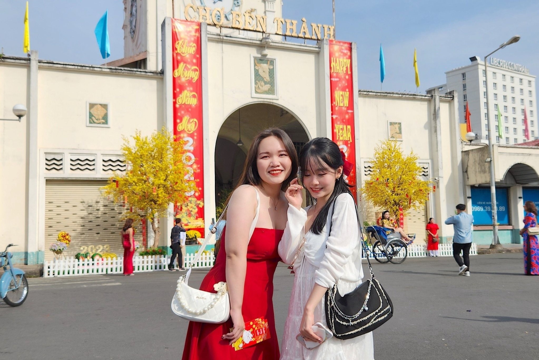 Quan ca phe o TP.HCM phu thu ngay Tet, khach van vui ve tra them tien hinh anh