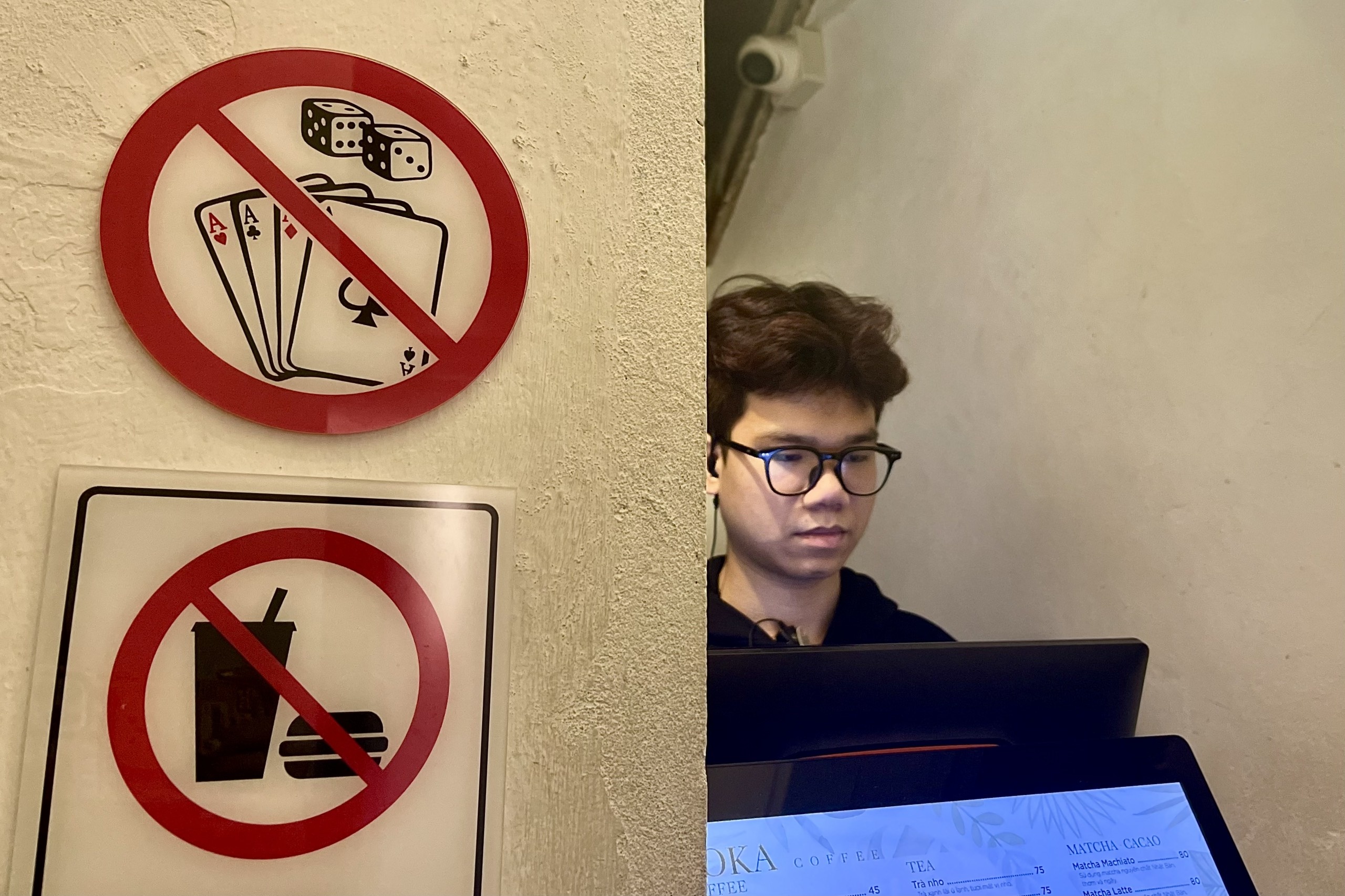 Sau Tet, hang quan o TP.HCM, Ha Noi treo bien cam khach danh bai hinh anh