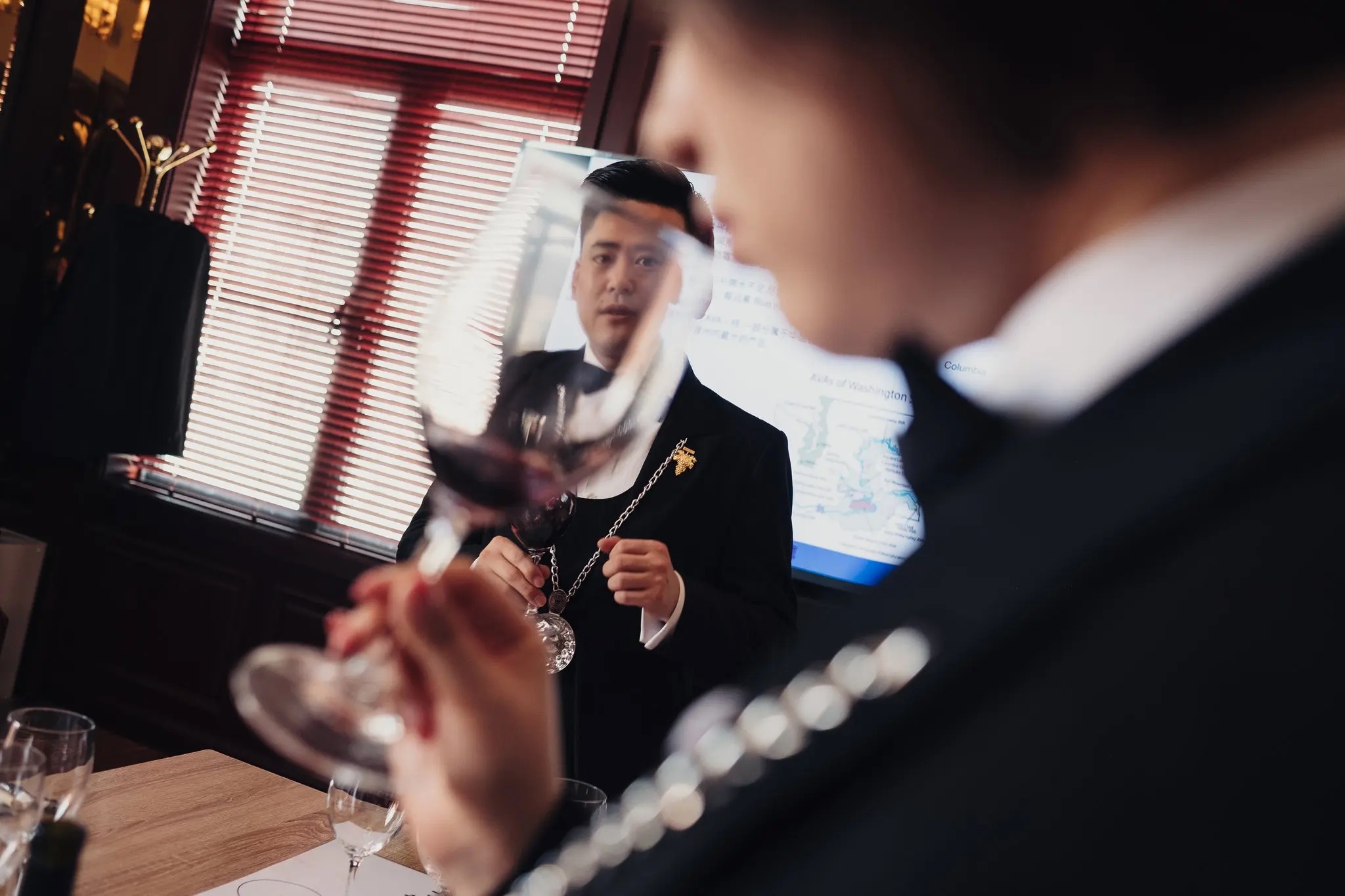 Nguoi Trung Quoc nghien ruou gia re hinh anh