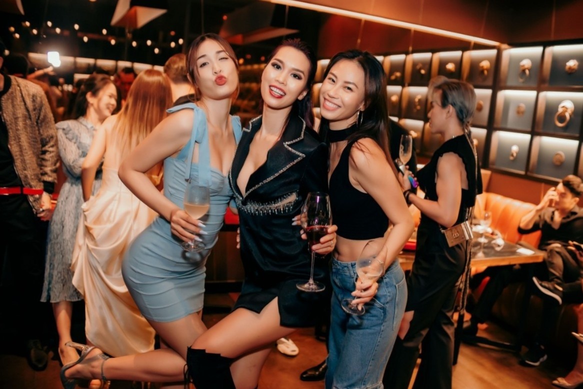 Cac quan ca phe, bar o TP.HCM chi manh cho Valentine hinh anh