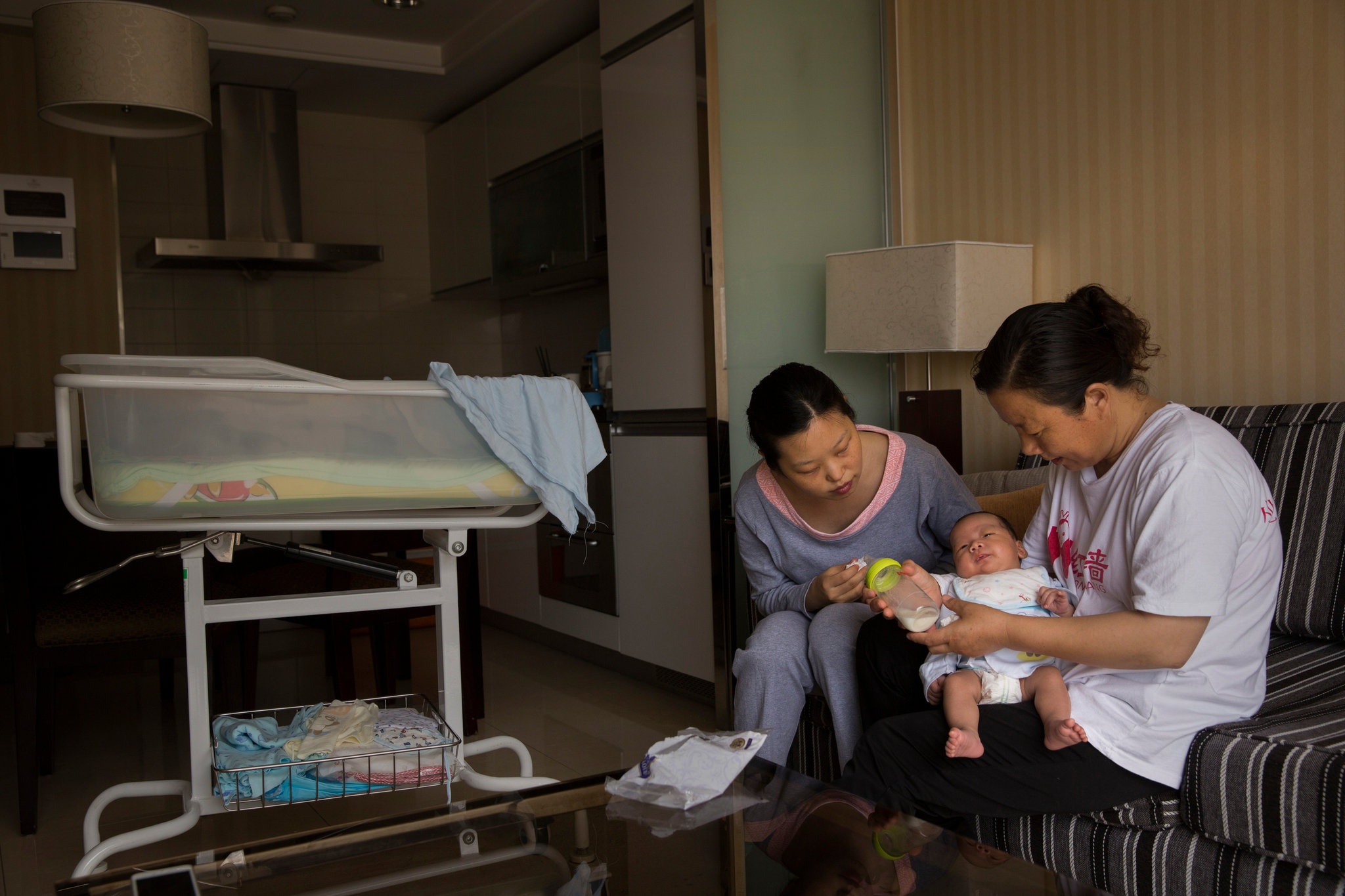 Nguoi me dung cho suot thoi gian con gai sinh mo hinh anh