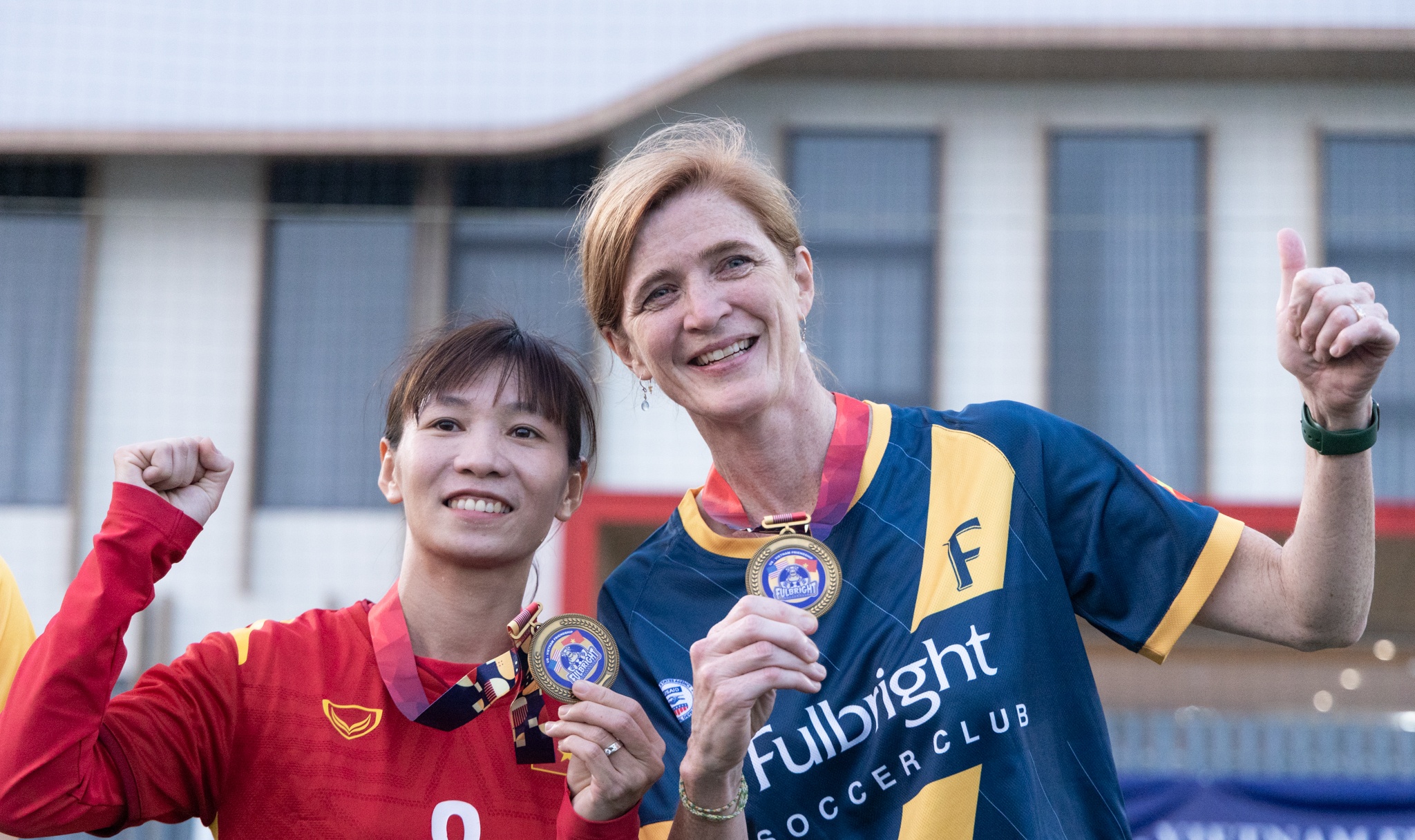 Tong giam doc USAID da bong voi ngoi sao tuyen nu Viet Nam dip 8/3 hinh anh