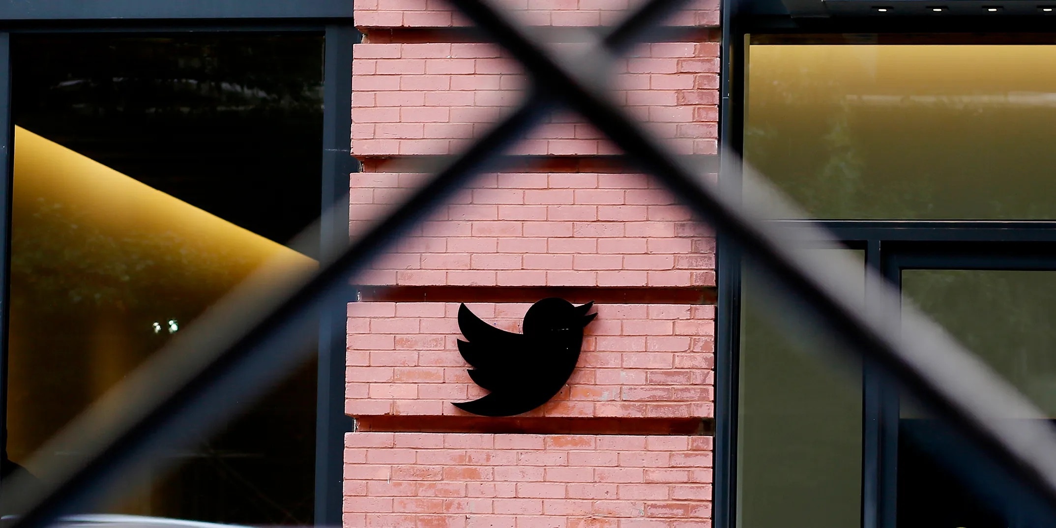 nhan vien nam quyen anh 2