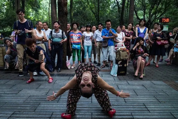 Hanh dong lam vay ban cong vien o Trung Quoc hinh anh